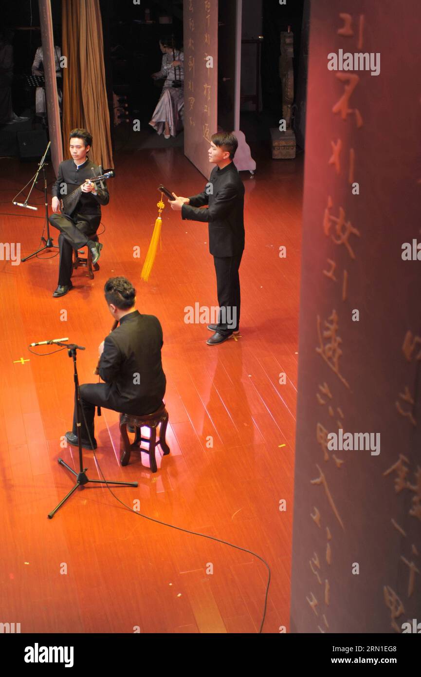 (141224) XIAMEN, 24. Dezember 2014 Pan Wenlong(R), Performing