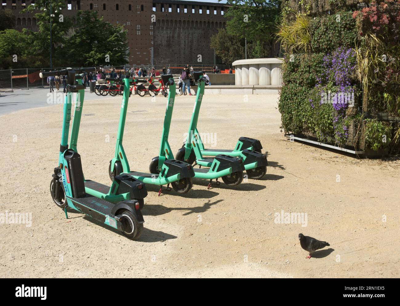 Gemietete E-Scooter auf der Piazza Castello, Mailand, Italien Stockfoto