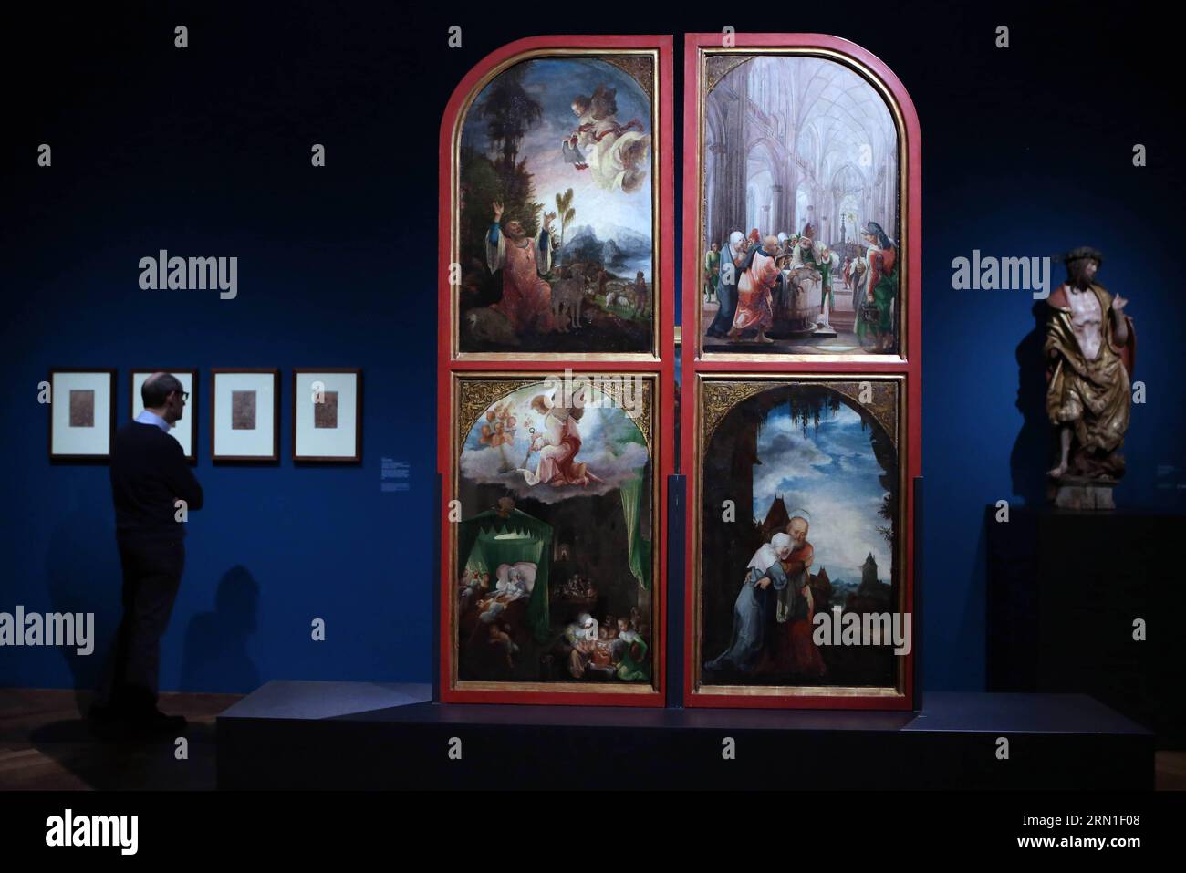 KULTUR Fantastische Welten im Städelmuseum in Frankfurt am Main (141226) -- FRANKFURT, 25. Dezember 2014 -- Ein Mann besucht die Ausstellung Realms of Imagination: Albrecht Altdorfer und die Expressivität der Kunst um 1500 im Staedel Museum in Frankfurt am 25. Dezember 2014.) DEUTSCHLAND-FRANKFURT-KUNSTAUSSTELLUNG LuoxHuanhuan PUBLICATIONxNOTxINxCHN Kultur fantastische Welten im Städelmuseum in Frankfurt AM Main Frankfurt DEC 25 2014 ein Mann besucht die Ausstellungsbereiche der Imagination Albrecht Altdorfer und die Kunst um 1500 IM Staedel Museum in Frankfurt AM DEC 25 2014 Deutschland Fra Stockfoto