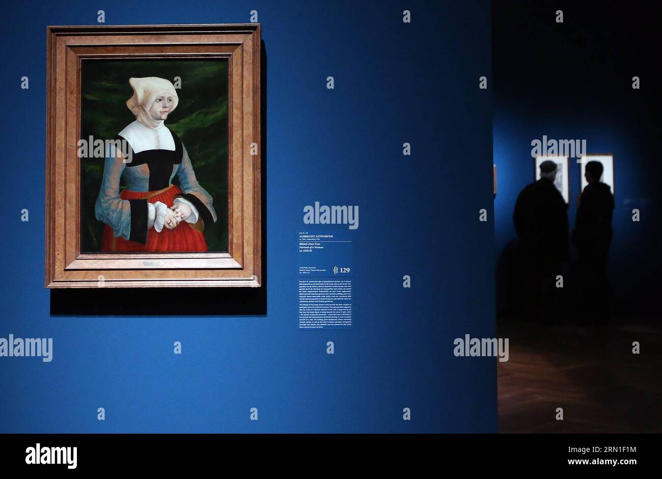 KULTUR Fantastische Welten im Städelmuseum in Frankfurt am Main (141226) -- FRANKFURT, 25. Dezember 2014 -- Besucher besuchen die Ausstellung Realms of Imagination: Albrecht Altdorfer und die Expressivität der Kunst um 1500 im Staedel Museum in Frankfurt am 25. Dezember 2014.) DEUTSCHLAND-FRANKFURT-KUNSTAUSSTELLUNG LuoxHuanhuan PUBLICATIONxNOTxINxCHN Kultur fantastische Welten im Städelmuseum in Frankfurt AM Main Frankfurt DEC 25 2014 Prominente besuchen die Ausstellungsräume der Imagination Albrecht Altdorfer und die Kunst um 1500 IM Staedel Museum in Frankfurt AM 25 2014 DEC Stockfoto