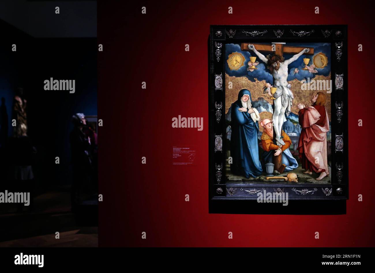 KULTUR Fantastische Welten im Städelmuseum in Frankfurt am Main (141226) -- FRANKFURT, 25. Dezember 2014 -- Besucher besuchen die Ausstellung Realms of Imagination: Albrecht Altdorfer und die Expressivität der Kunst um 1500 im Staedel Museum in Frankfurt am 25. Dezember 2014.) DEUTSCHLAND-FRANKFURT-KUNSTAUSSTELLUNG LuoxHuanhuan PUBLICATIONxNOTxINxCHN Kultur fantastische Welten im Städelmuseum in Frankfurt AM Main Frankfurt DEC 25 2014 Prominente besuchen die Ausstellungsräume der Imagination Albrecht Altdorfer und die Kunst um 1500 IM Staedel Museum in Frankfurt AM 25 2014 DEC Stockfoto