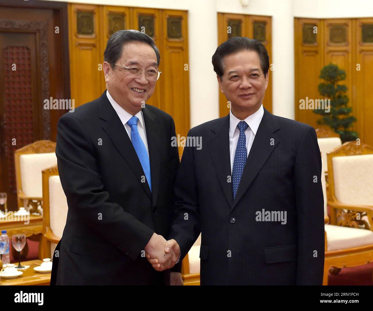 (141226) -- HANOI, 26. Dezember 2014 -- Yu Zhengsheng (L), Mitglied des Ständigen Ausschusses des Politischen Büros des Zentralkomitees der Kommunistischen Partei Chinas (KPCh) und Vorsitzender des Nationalen Komitees der Politischen Konsultativkonferenz des chinesischen Volkes, treffen mit dem vietnamesischen Ministerpräsidenten Nguyen Tan Dung in Hanoi, der Hauptstadt Vietnams, am 26. Dezember 2014. )(wjq) VIETNAM-HANOI-YU ZHENGSHENG-NGUYEN TAN DUNG-MEETING MaxZhancheng PUBLICATIONxNOTxINxCHN Hanoi DEC 26 2014 Yu Zheng Sheng l Mitglied des Thing Committee des Politischen Büros der Kommunistischen Partei Chinas CPC Central Co Stockfoto