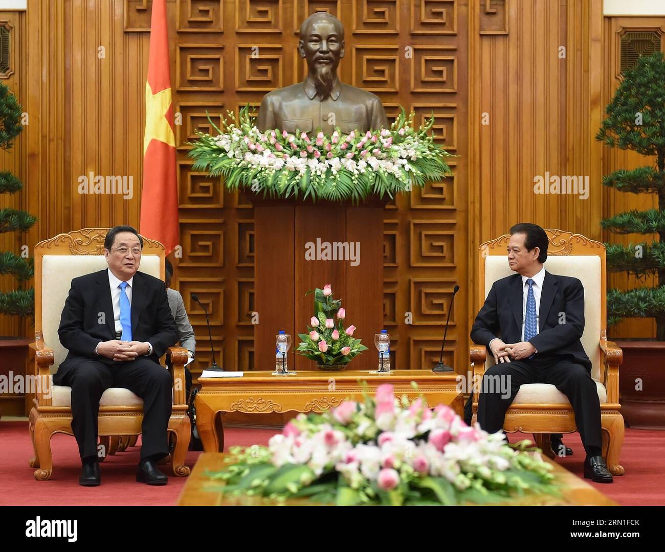 (141226) -- HANOI, 26. Dezember 2014 -- Yu Zhengsheng (L), Mitglied des Ständigen Ausschusses des Politischen Büros des Zentralkomitees der Kommunistischen Partei Chinas (KPCh) und Vorsitzender des Nationalen Komitees der Politischen Konsultativkonferenz des chinesischen Volkes, treffen mit dem vietnamesischen Ministerpräsidenten Nguyen Tan Dung in Hanoi, der Hauptstadt Vietnams, am 26. Dezember 2014. )(wjq) VIETNAM-HANOI-YU ZHENGSHENG-NGUYEN TAN DUNG-MEETING LiuxJiansheng PUBLICATIONxNOTxINxCHN Hanoi DEC 26 2014 Yu Zheng Sheng l Mitglied des Thing Committee des Politischen Büros der Kommunistischen Partei Chinas CPC Zentral-C Stockfoto