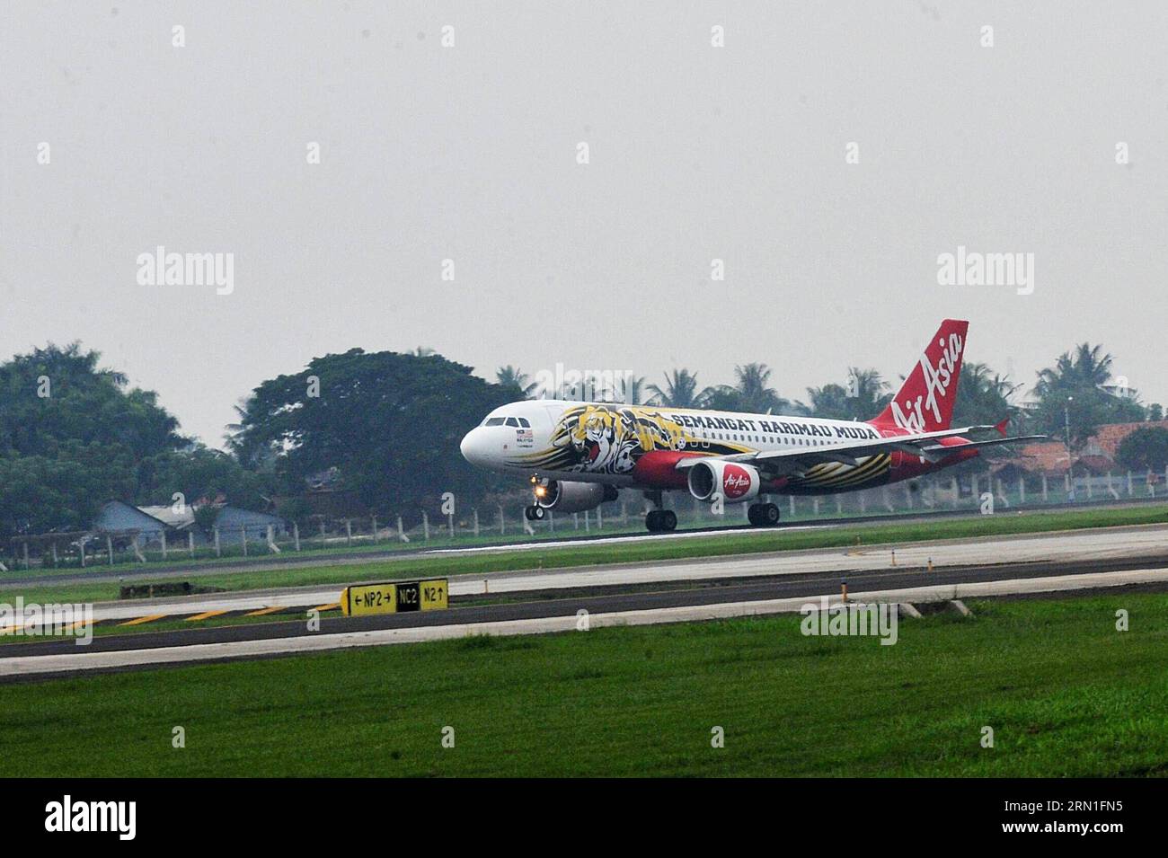 (141228) -- JAKARTA, 28. Dezember 2014 -- das am 25. April 2013 aufgenommene Foto zeigt ein Flugzeug von Air Asia, das auf dem Flughafen Soekarno-Hatta in Jakarta, Indonesien, landete. Air Asia sagte am 28. Dezember 2014 in einer Erklärung, dass sein Flug QZ8501 von Surabaya in Indonesien nach Singapur um 07:24 Uhr morgens (2324. Dezember 27 GMT) den Kontakt mit der Flugsicherung verloren habe. Die A320-200 hatte 155 Personen an Bord. Agung Kuncahya B.) FOCUS INDONESIA-AIR ASIA FLUGZEUG-MISSING e yajiada PUBLICATIONxNOTxINxCHN Jakarta DEC 28 2014 Datei Foto aufgenommen AM April 25 2013 zeigt Air Asia Flugzeug Landung AM Soekarno Hatta Flughafen in Jakarta in Stockfoto