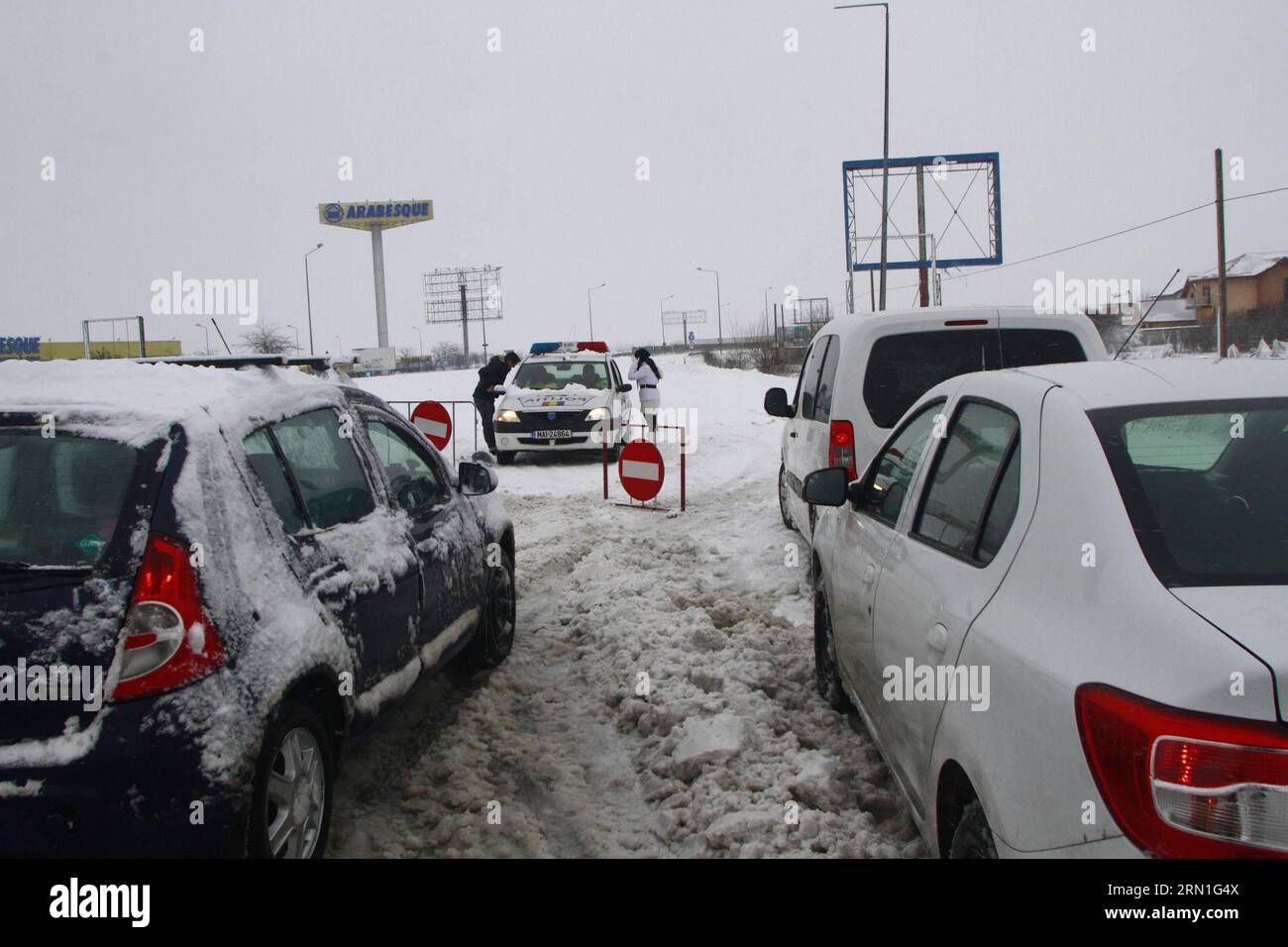 (141229) -- BUKAREST, 29. Dezember 2014 -- Polizei schließt Autobahn A2, die Bukarest und Constantza verbindet, wegen Wind und kontinuierlichem Schnaufen in Bukarest, Hauptstadt Rumäniens, am 29. Dezember 2014. Die rumänische Meteorologie-Verwaltung hat am Montag eine Code-Red-Warnung vor Schneefällen und Schneestürmen für drei östliche Grafschaften des Landes ausgegeben. Laut Prognosen gilt die Warnung bis Montagnachmittag für die gesamten Grafschaften Buzau, Vrancea und den westlichen Teil des Braila County. )(zhf) RUMÄNIEN-BUKAREST-SCHNEESTÜRME GabrielxPetrescu PUBLICATIONxNOTxINxCHN Bukarest DEZ 29 2014 Polizei geschlossen Stockfoto