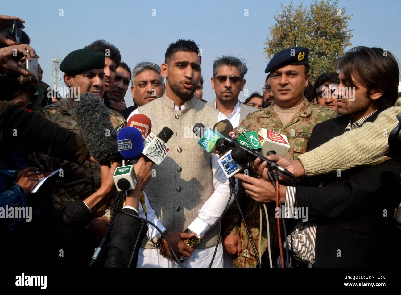 (141229) -- PESHAWAR, 29. Dezember 2014 -- der britische Boxer Amir Khan (C) spricht mit den Medien in einer Gedenkstätte in der von der Armee betriebenen Schule, in der 150 Menschen von den Taliban im nordwestlichen pakistanischen Peshawar ermordet wurden, am 29. Dezember 2014. Der britische Boxer Amir Khan besuchte die pakistanische Schule, in der Taliban-Schützen 150 Menschen, darunter 134 Kinder, schlachteten, um den Opfern seinen Respekt zu erweisen. )(zhf) PAKISTAN-PESHAWAR-SCHOOL ATTACK-MEMORIAL-AMIR KHAN UmarxQayyum PUBLICATIONxNOTxINxCHN Peshawar DEC 29 2014 der britische Boxer Amir Khan C spricht mit den Medien in einem Memorial in der Army Run School, wo 150 Prominente massakriert wurden Stockfoto