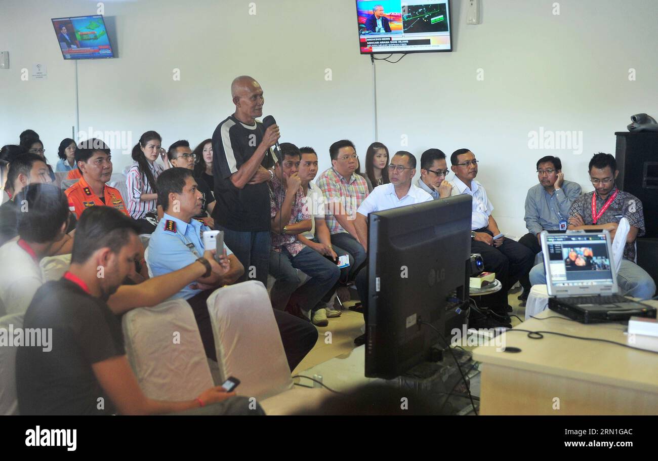 (141230) -- JAKARTA, 30. Dezember 2014 -- Familienmitglieder von Menschen auf vermisstem Flug von AirAsia QZ8501 nehmen an einer Telekonferenz mit einem Mitglied des Such- und Rettungsteams am Juanda International Airport in Surabaya, Indonesien, 30. Dezember 2014 Teil. Objekte, die verdächtigt werden, Teile des fehlenden AirAsia-Fluges zu sein, wurden am Dienstag in den Gewässern Indonesiens gesichtet, sagte ein Offizier der indonesischen Luftwaffe. INDONESIEN-SURABAYA-AIRASIA-MISSING FLIGHT Zulkarnain PUBLICATIONxNOTxINxCHN Jakarta DEC 30 2014 Familienmitglieder von Prominenten AUF Missing AirAsia Flight nehmen an einer Tele-Konferenz mit einem Mitglied des Such- und Rettungsteams AT Teil Stockfoto