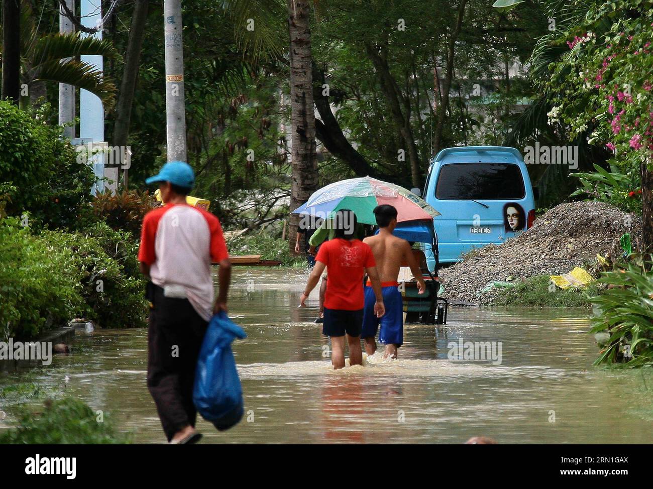 (141230) -- CEBU, 30. Dezember 2014 -- Bewohner gehen in Überschwemmung durch den Tropischen Sturm Jangmi in der Provinz Cebu, Philippinen, 30. Dezember 2014. Mindestens sechs Menschen starben bei Überschwemmungen und eine weitere wurde angeblich vermisst, als der tropische Sturm Jangmi (Ortsname Seniang) die zentralen Philippinen traf, sagten Regierungsquellen am Dienstag. )(lyi) PHILIPPINEN-CEBU-TROPENSTURM JANGMI Stringer PUBLICATIONxNOTxINxCHN Cebu DEC 30 2014 Bewohner gehen in FLUTKATASTROPHE GEBRACHT durch Tropensturm Jangmi in der Provinz Cebu die Philippinen DEC 30 2014 mindestens sechs Prominente starben bei durch Flutkatastrophen Stockfoto