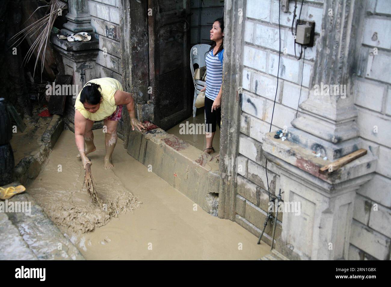 (141230) -- CEBU, 30. Dezember 2014 -- Bewohner säubern ihr Haus von Schlamm nach einer Überschwemmung durch den Tropischen Sturm Jangmi in der Provinz Cebu, Philippinen, 30. Dezember 2014. Mindestens sechs Menschen starben bei Überschwemmungen und eine weitere wurde angeblich vermisst, als der tropische Sturm Jangmi (Ortsname Seniang) die zentralen Philippinen traf, sagten Regierungsquellen am Dienstag. )(lyi) PHILIPPINEN-CEBU-TROPENSTURM JANGMI Stringer PUBLICATIONxNOTxINxCHN Cebu DEC 30 2014 Bewohner säubern ihr Haus des Schlamms nach einer Überschwemmung durch den Tropensturm Jangmi in der Provinz Cebu die Philippinen DEC 30 2014 MINDESTENS Stockfoto
