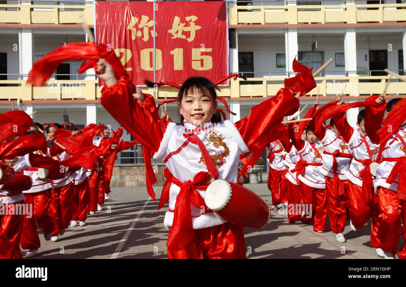 Die Schüler spielen Taillentrommeln, um das kommende Neujahr an einer Grundschule in der Gemeinde Shuangxi im Jing an County, Provinz Jiangxi in Ostchina, 31. Dezember 2014, zu begrüßen. ) (Ry) CHINA-NEW YEAR-CELEBRATIONS (CN) XuxZhongting PUBLICATIONxNOTxINxCHN Studenten Spielen Taillen-Trommeln, um das kommende neue Jahr an einer Grundschule in Shuangxi Township von Jing zu County East China S Jiangxi Provinz DEC 31 2014 Ry China Neujahrsfeiern CN PUBLICATIONxNOTxINxCHN Stockfoto