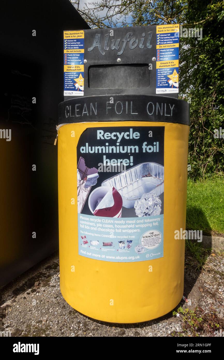 Recyclingbehälter für Aluminiumfolie und Backbleche in einem Dorfparkplatz, England, UK Stockfoto