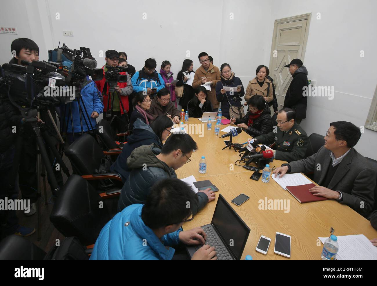 AKTUELLES ZEITGESCHEHEN 36 Tote bei Massenpanik in Shanghai (150101) -- SHANGHAI, 1. Januar 2015 -- Ein lokaler Beamter stellt den Zustand der Opfer im Shanghai Changzheng Krankenhaus in Shanghai, Ostchina, 1. Januar 2015 vor. Die Neujahrsfeiern in Shanghais Bund-Gebiet verliefen Mittwochnacht, als eine Stampede 36 Tote und 13 Schwerverletzte forderte. Die Stadt hat ein Arbeitsteam für Rettungseinsätze und die Nachwirkungen eingerichtet. ) (Yxb) CHINA-SHANGHAI-NEW YEAR-CELEBRATION-STAMPEDE-CASUALTIES(CN) LiuxYing PUBLICATIONxNOTxINxCHN Nachrichten aktuelle Ereignisse 36 Todesfälle bei der Massenpanik Stockfoto