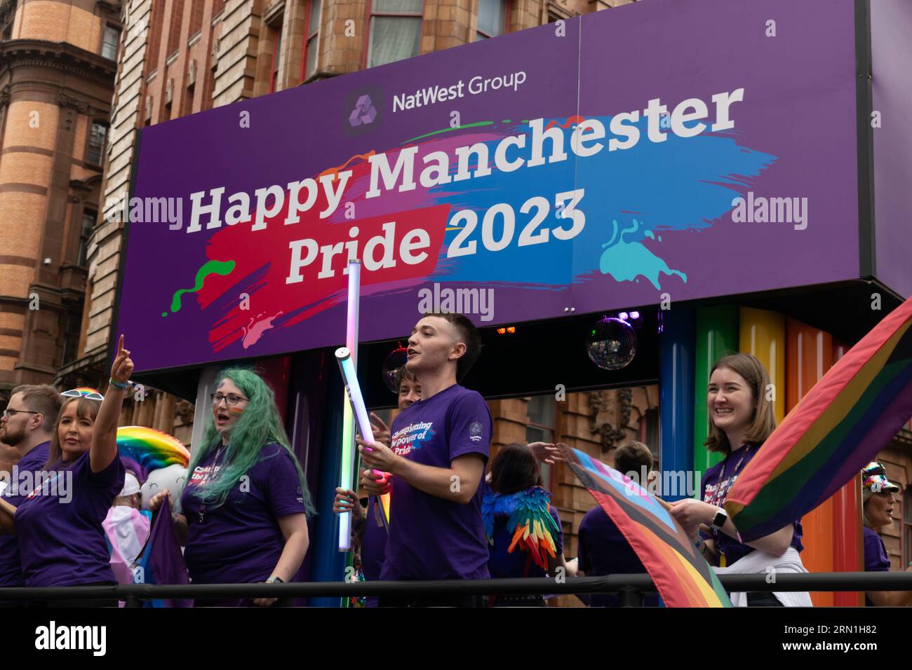 Manchester Pride Parade. NatWest-Gruppe mit Text Happy Manchester Pride 2023. Das Thema Ist Sehr Beliebt. Stockfoto