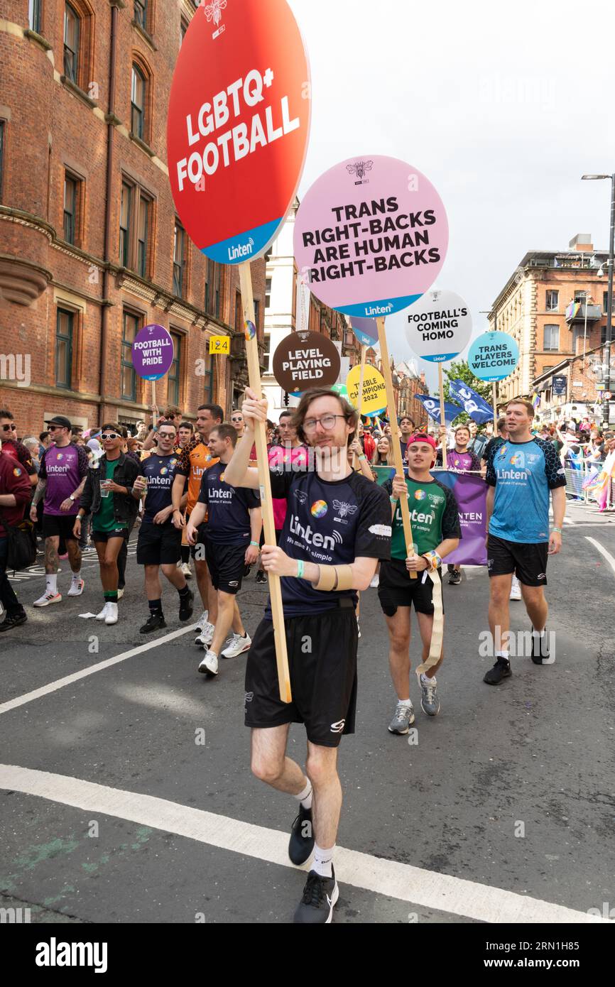Manchester Pride Parade 2023. Linten Technologies. Plakattext: Trans Rights, Football with Pride. Das Thema Ist Sehr Beliebt. Stockfoto