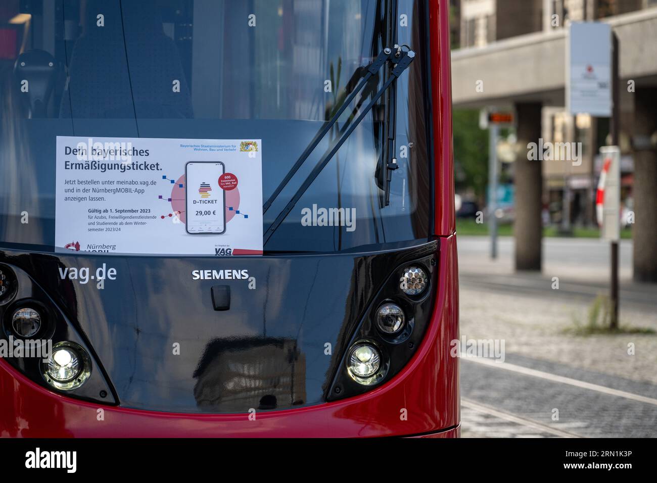 Nürnberg, Deutschland. August 2023 31. Ein Schild auf einer Straßenbahn wirbt für das neue bayerische Rabattticket. Ab September 2023 können Auszubildende, Studierende und Freiwillige mit der ermäßigten bayerischen Version des Deutschland-Tickets den öffentlichen Nahverkehr für 29 Euro nutzen. Quelle: Pia Bayer/dpa/Alamy Live News Stockfoto