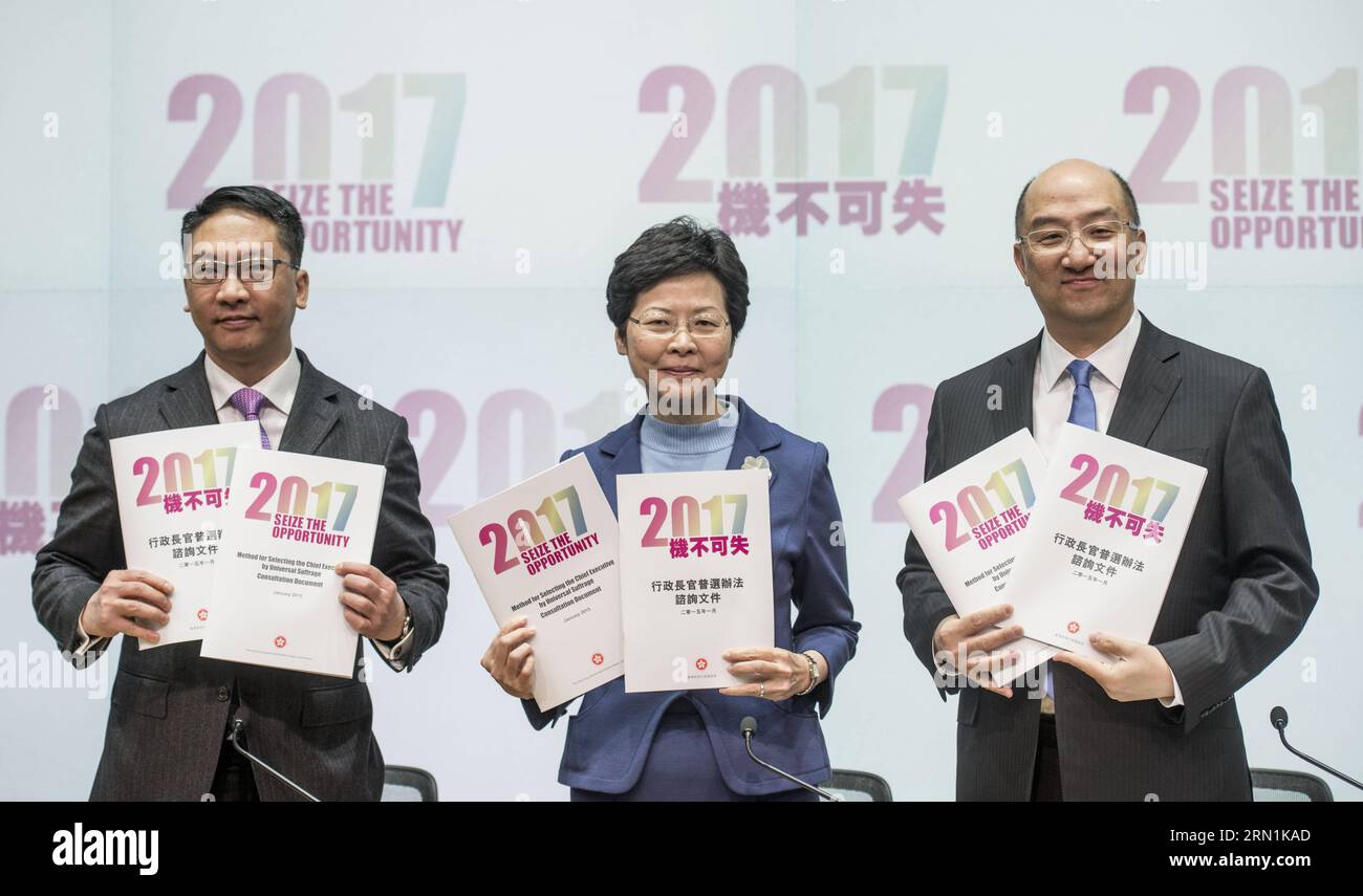 (150107) -- HONG KONG, 7. Januar 2015 -- Hong Kong Chief Secretary for Administration Carrie Lam (C), Secretary for Justice Rimsky Yuen (L) und Secretary for Constitutional and Mainland Affairs Raymond Tam Chi-yuen nahmen am 7. Januar 2015 an einer Pressekonferenz in Hongkong, Südchina, Teil. Am Mittwoch in Hongkong wurde die zweite Runde der öffentlichen Konsultation zur Verfassungsreform im Legislativrat angekündigt. ) (wyl) CHINA-HONGKONG-ÖFFENTLICHE KONSULTATION (CN) LuixSiuxWai PUBLICATIONxNOTxINxCHN Hongkong 7. Januar 2015 Hong Kong Chief Secretary for Administration Carrie LAM C Secretary for Just Stockfoto