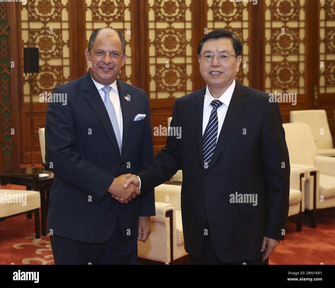 (150108) -- PEKING, 8. Januar 2015 -- Zhang Dejiang (R), Vorsitzender des Ständigen Ausschusses des Nationalen Volkskongresses (NPC), trifft sich am 8. Januar 2015 in der Großen Halle des Volkes in Peking, der Hauptstadt Chinas, mit dem Präsidenten von Costa Rica, Luis Guillermo Solis. )(zkr) CHINA-ZHANG DEJIANG-COSTA RICA-PRESIDENT-MEETING(CN) PangxXinglei PUBLICATIONxNOTxINxCHN Peking 8. Januar 2015 Zhang Dejiang r Vorsitzender des Thing Committee des National Celebrities S Congress NPC trifft sich mit Costa Rica Präsident Luis Guillermo Solis in der Großen Halle der Prominenten in Peking Hauptstadt von China 8. Januar 2015 CC Stockfoto