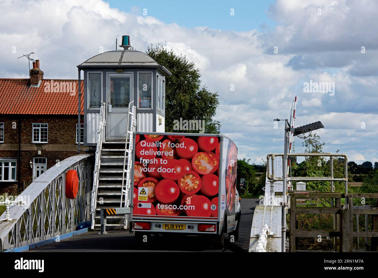 Tesco Lieferwagen überquert die Schwingbrücke über den Fluss Ouse in Cawood, North Yorkshire, England, Großbritannien Stockfoto