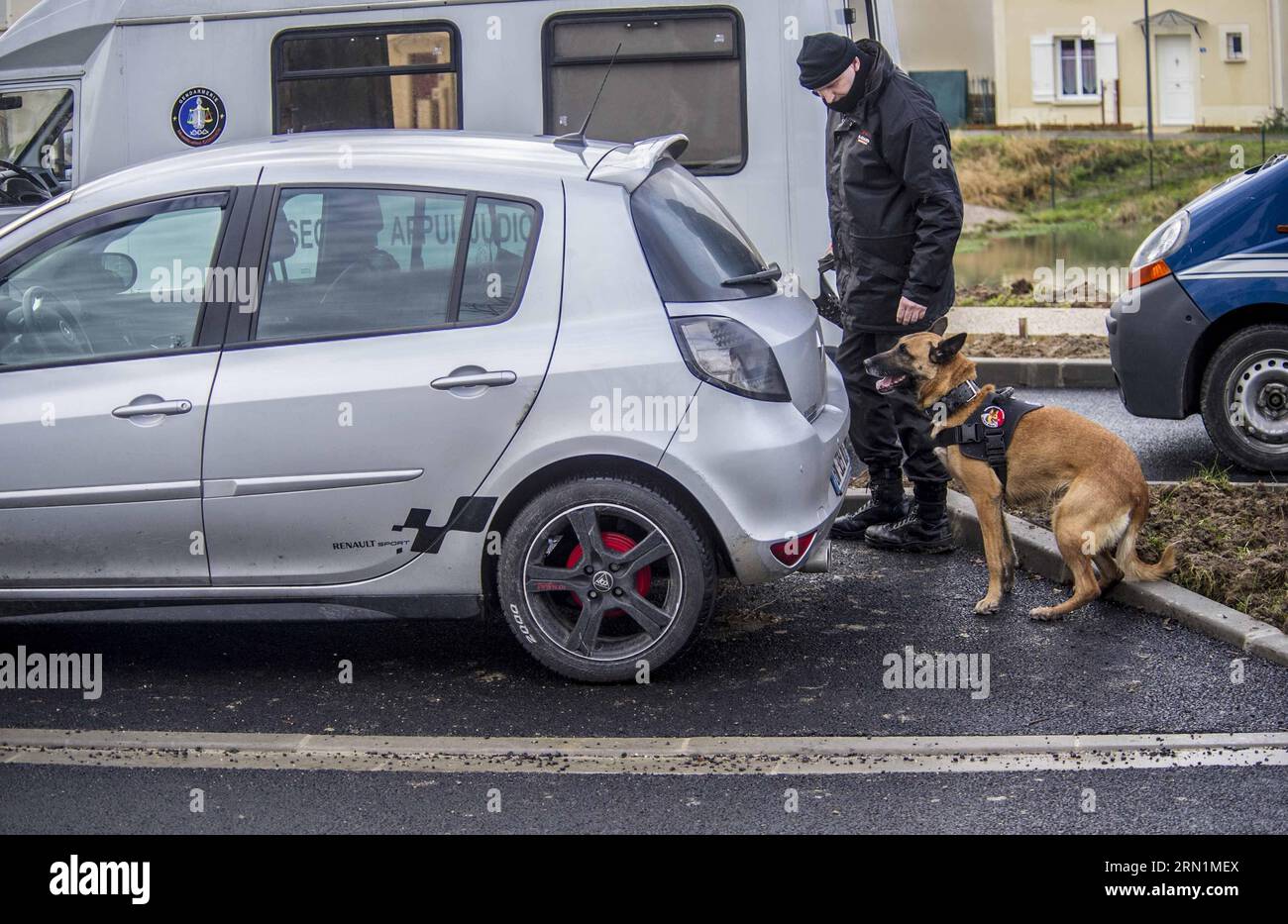 AKTUELLES ZEITGESCHEHEN Terroranschlag Charlie Hebdo - Zugriff französische Eliteeinheiten in DAMMARTIN-en-Goële (150109) -- DAMMARTIN-EN-GOELE (FRANKREICH), 9. Januar 2015 -- ein Polizeihund, der von einem Polizisten behandelt wird, überprüft ein Auto in Dammartin-en-Goele, nordöstlich von Paris, wo zwei Brüder, die des Angriffs auf Charlie Hebdo verdächtigt wurden, eine Person als Geisel hielten, als die Polizei die Schützen am 9. Januar 2015 in die Ecke stellte. Französische Sicherheitskräfte griffen die Brüder Kouachi an und töteten die beiden Verdächtigen des Angriffs auf Charlie Hebdo. FRANCE-DAMMARTIN-EN-GOELE-CHARLIE-SUSPECTS-ASSAULT-OPERATION CHENXXIAOWEI PUBLICATIONXNOTXINXCH Stockfoto