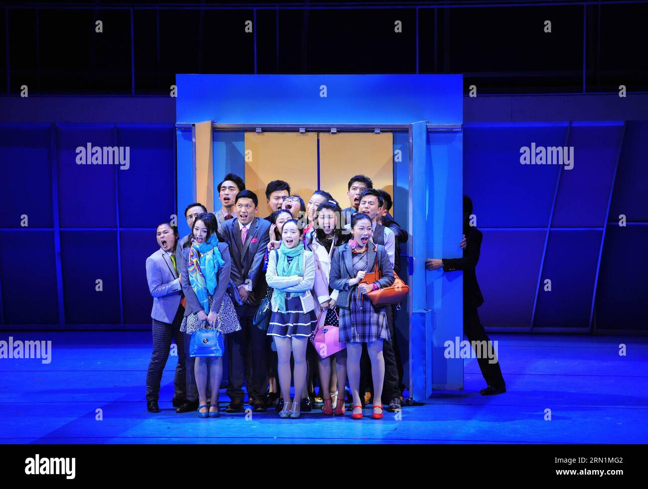 Schauspieler spielen das Musical How to Success in Business, ohne es wirklich auf der Bühne zu versuchen, im Beijing Century Theatre in Peking, Hauptstadt Chinas, 9. Januar 2015. )(wyo) CHINA-BEIJING-MUSICAL (CN) XiaoxXiao PUBLICATIONxNOTxINxCHN Schauspieler spielen Musical How to Success in Business, ohne sich wirklich AUF DIE Bühne IM Beijing Century Theatre in Peking Hauptstadt Chinas Jan 9 2015 China Beijing Musical CN PUBLICATIONxNOTxINxCHN Stockfoto