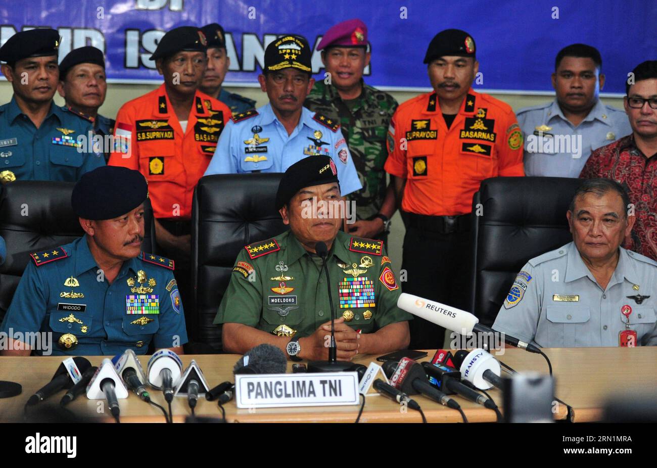 Generalmajor Moeldoko (C Front) der indonesischen Streitkräfte nimmt am 10. Januar 2015 an einer Pressekonferenz Teil, nachdem ein Flugzeug der AirAsia QZ8501, das vom Meer abgestürzt wurde, auf dem Iskandar Air Base in Pangkalan Bun (Indonesien) abgestürzt war. Der Schwanz des abgestürzten Flugzeugs AirAsia wurde auf der Suche nach schwarzen Boxen aus dem Meer gehoben. INDONESIEN-PANGKALAN BUN-AIRASIA-PRESS-KONFERENZ Zulkarnain PUBLICATIONxNOTxINxCHN Generalmajor C Front der indonesischen Streitkräfte nimmt an einer Pressekonferenz Teil, nachdem das vom Meer abgestürzte Flugzeug AirAsia vom Iskandar Air Base in Pangkalan Bun Indonesien AM 10. Januar 2015 das Absturz des Flugzeugs AirAsia wh erlitten hat Stockfoto