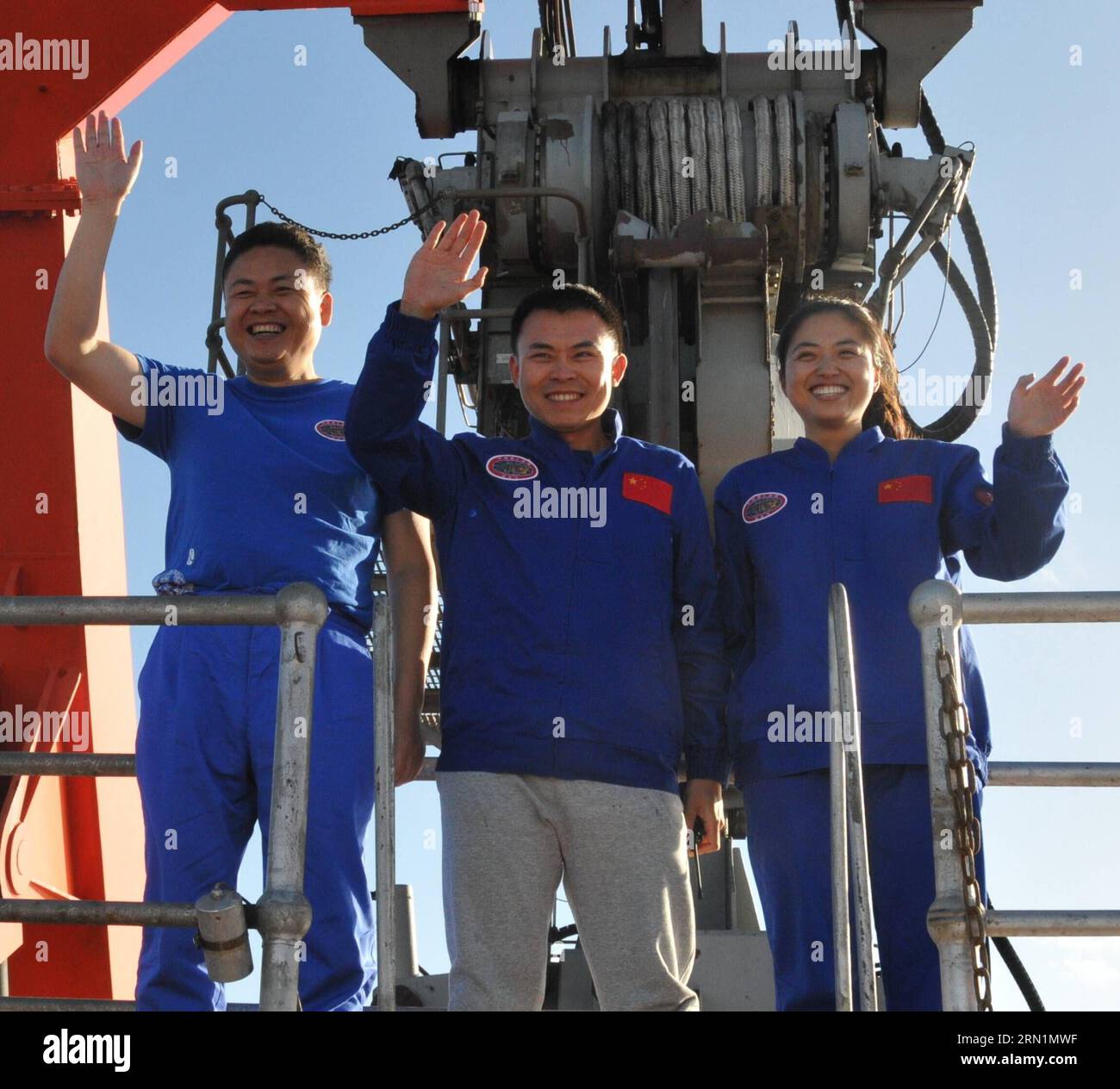 Der chinesische Wissenschaftler Tao Chunhui, der Pilot Tang Jialing und der Pilot-Auszubildende Zhang Yi (L-R) bewegen sich, nachdem sie aus dem Jiaolong, Chinas bemanntem Tiefsee-Tauchboot, im südwestlichen Indischen Ozean, am 10. Januar 2015 herauskommen. Zhang Yi, Chinas erste Pilotentrainee für ein bemanntes U-Boot auf Tiefsee, tauchte am Samstag als Kopilot mit Jiaolong. China rekrutierte 2013 sechs Pilotenauszubildende für Tiefsee-bemannte U-Boote von 130 Bewerbern, von denen zwei weiblich sind. )(wyo) INDISCHER OZEAN-CHINA-JIAOLONG-WEIBLICHER PILOT TRAINEE-BACK ZhangxXudong PUBLICATIONxNOTxINxCHN Chinesischer Wissenschaftler Tao Pilot Tang Jialing und Pilot Trainee Stockfoto
