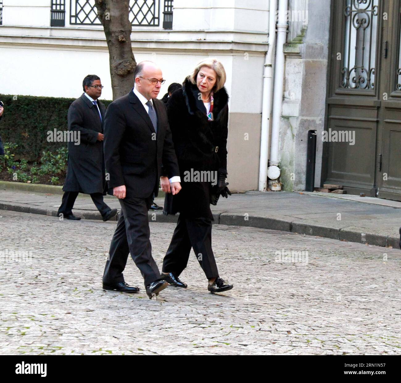 (150111) -- PARIS, 11. Januar 2015 -- der französische Innenminister Bernard Cazeneuve (L) begrüßt die britische Innenministerin Theresa May im französischen Innenministerium in Paris, Frankreich, 11. Januar 2015. Nach tödlichen Terroranschlägen in Paris wird in Washington D.C. ein Gipfel zur Bekämpfung von gewalttätigem Extremismus stattfinden, sagte US-Generalstaatsanwalt Eric Holder am Sonntag hier. ) FRANKREICH-PARIS-GIPFEL GEGEN GEWALTSAMEN EXTREMISMUS-WASHINGTON D.C. ZhengxBin PUBLICATIONxNOTxINxCHN Paris 11. Januar 2015 der französische Innenminister Bernard Cazeneuve l begrüßt die britische Innenministerin Theresa May im französischen Innenministerium Stockfoto