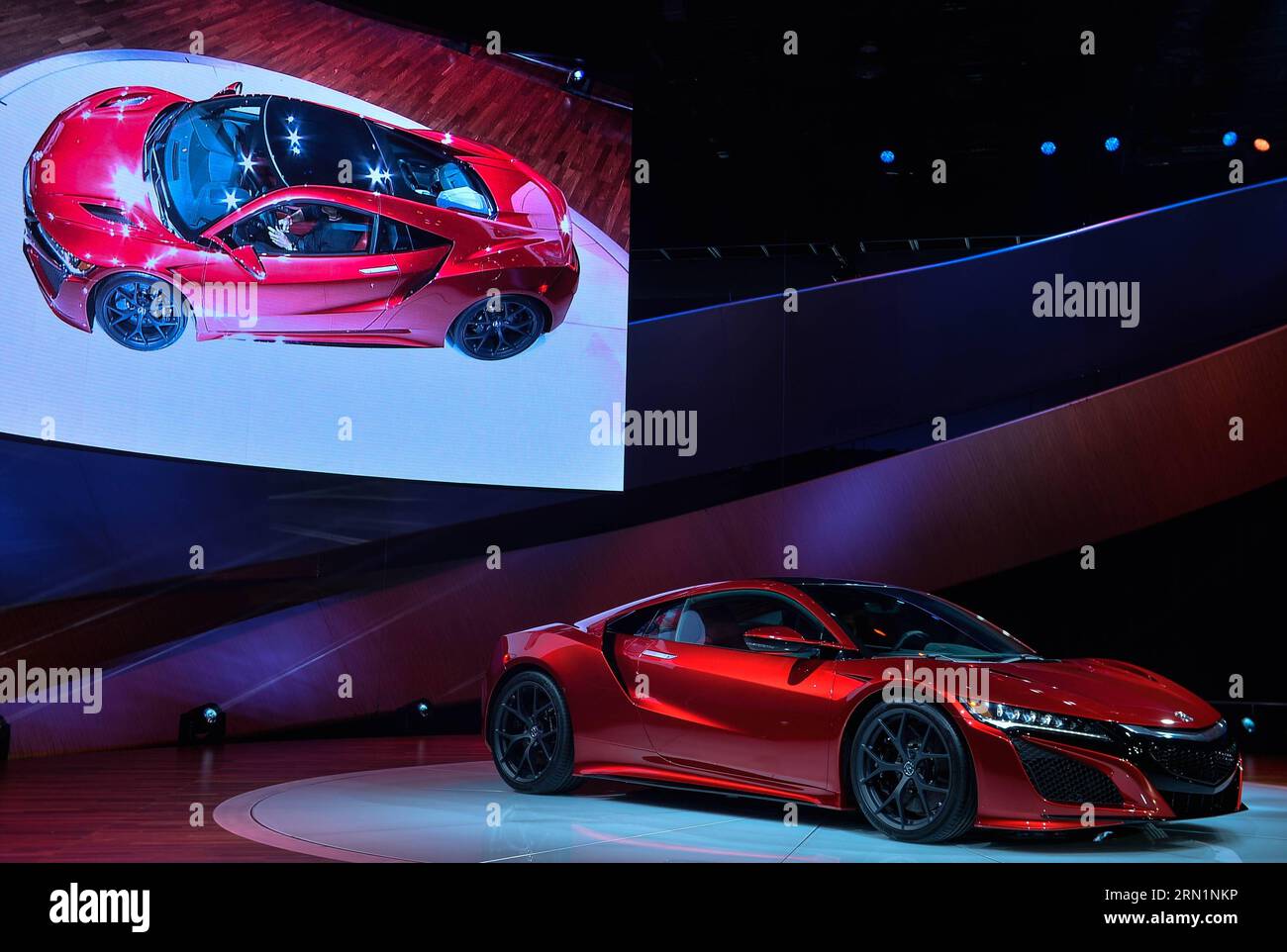 Acura stellt die Produktionsversion des NSX während der North American International Auto Show (NAIAS) 2015 in Detroit, USA, am 12. Januar 2015 vor. )(zyy) U.S.-DETROIT-AUTO SHOW-NAIAS BaoxDandan PUBLICATIONxNOTxINxCHN Acura stellt die Produktionsversion des NSX während der North American International Car Show NAIAS 2015 in Detroit die Vereinigten Staaten 12. Januar 2015 US Detroit Car Show NAIAS PUBLICATIONxNOTxINxCHN vor Stockfoto