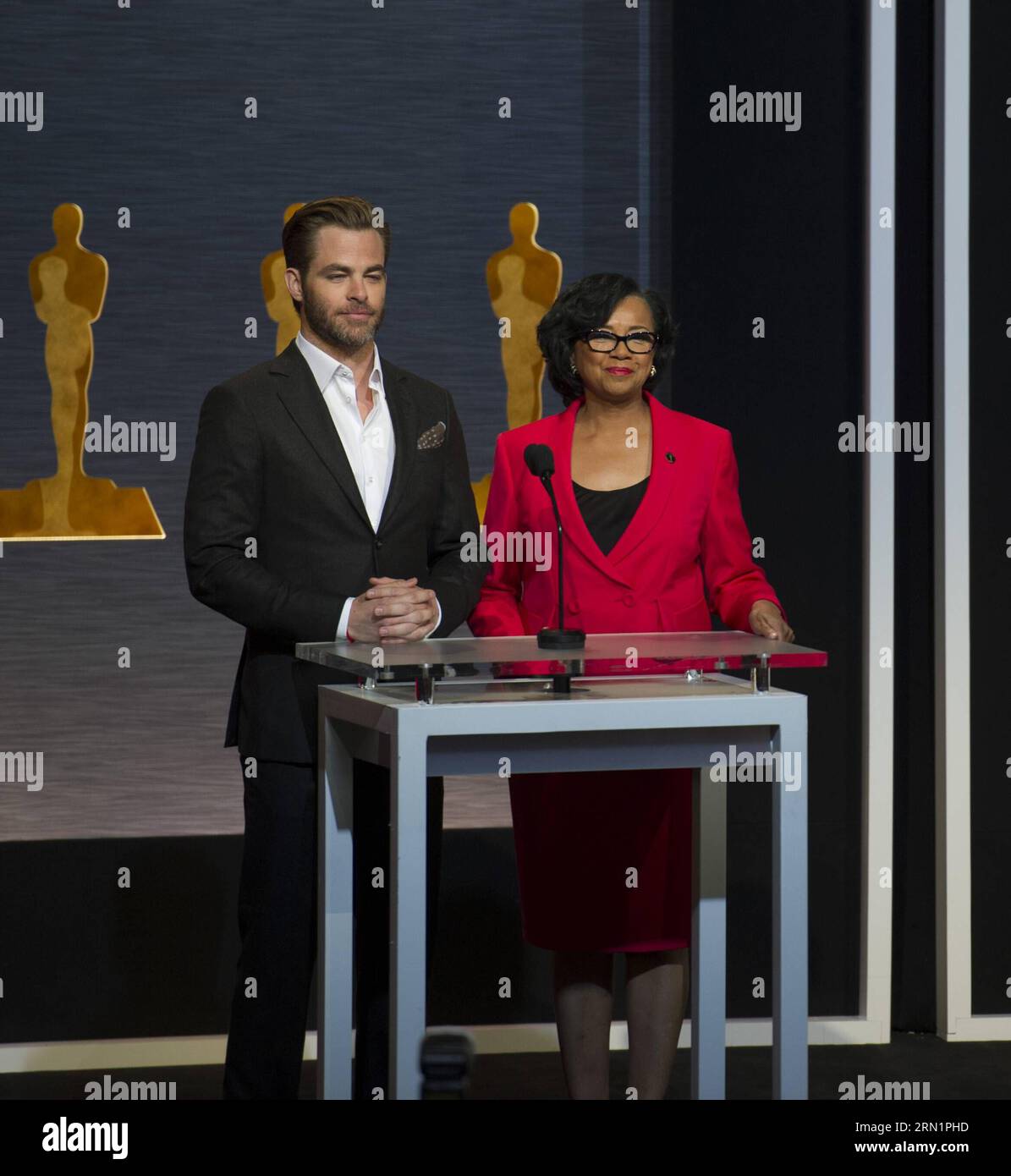 (150115) -- LOS ANGELES, 15. Januar 2015 -- Schauspieler Chris Pine (L) und der Präsident der Academy of Motion Picture Arts and Sciences Cheryl Boone Isaacs (R) kündigen die Nominierungen für wichtige Auszeichnungen während der Nominierungen für die 87. Academy Awards in Beverly Hills, Kalifornien, USA, am 15. Januar 2015 an. ) US-LOS ANGELES-OSCARS-NOMINIERUNGEN YangxLei PUBLICATIONxNOTxINxCHN Los Angeles 15. Januar 2015 Schauspieler Chris Pine l und der Präsident der Academy of Motion Picture Arts and Sciences Cheryl Boone Isaacs r kündigen die NOMINIERUNGEN für die Major Awards während der NOMINIERUNGSANKÜNDIGUNG für die 87. Akademie an Stockfoto