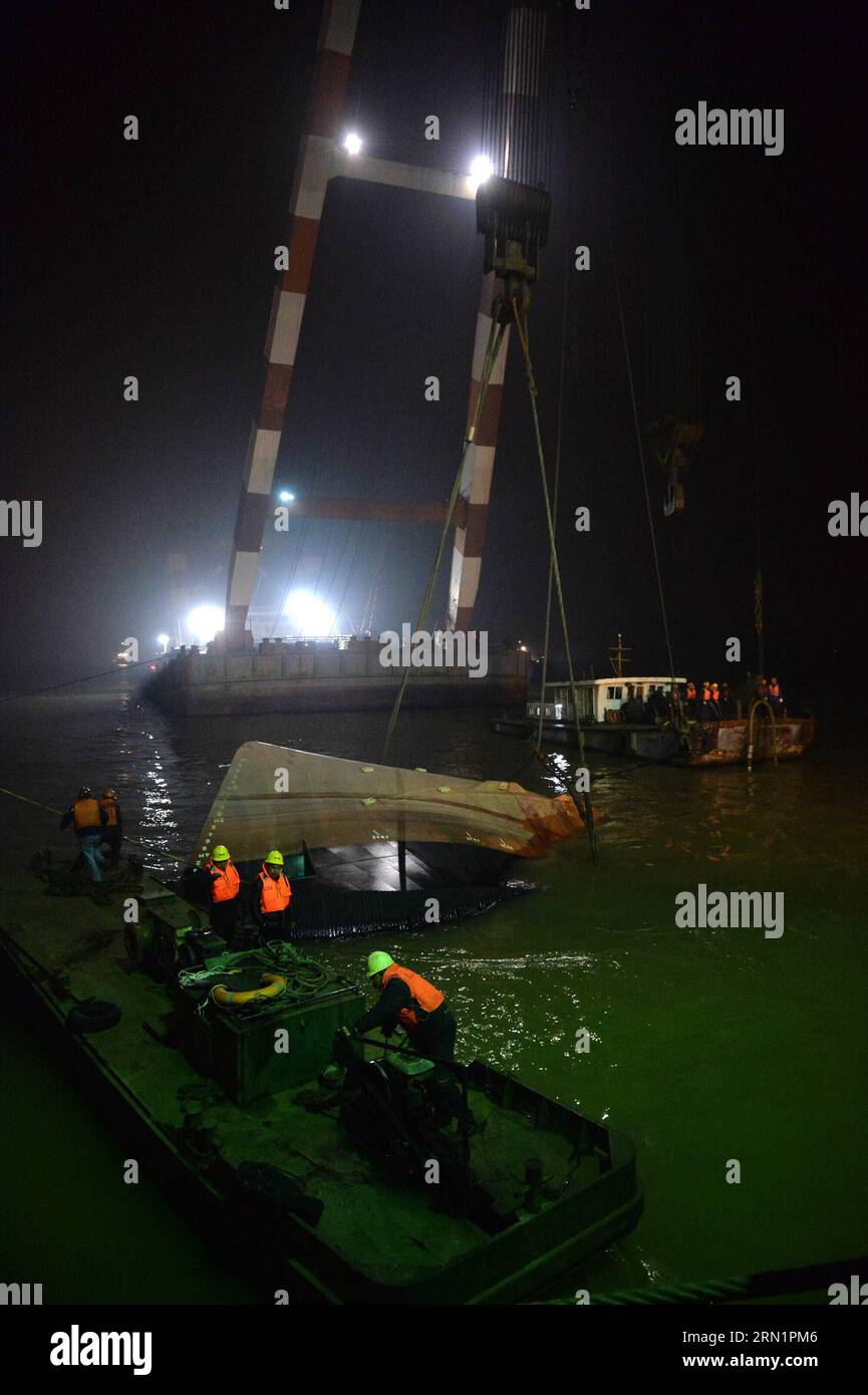 (150116) -- JINGJIANG, 16. Januar 2015 -- Rettungskräfte retten das Wrack, nachdem ein Schleppboot im Yangtze-Fluss in der ostchinesischen Provinz Jiangsu am 16. Januar 2015 versank. Mehr als 20 Personen, darunter sieben oder acht Ausländer, werden immer noch vermisst, nachdem das Schleppboot am Donnerstagnachmittag versunken ist. Singapurer und Japaner sind unter den Vermissten bestätigt, und ein Franzose könnte ebenfalls verloren gehen. Bisher wurden drei gerettet, und die Such- und Rettungsmission ist noch im Gange. ) (rz) (FOCUS)CHINA-JIANGSU-BOAT-SINKING ACCIDENT (CN) ShenxPeng PUBLICATIONxNOTxINxCHN Jingjiang Jan 16 2015 Rescue Salvage the Stockfoto