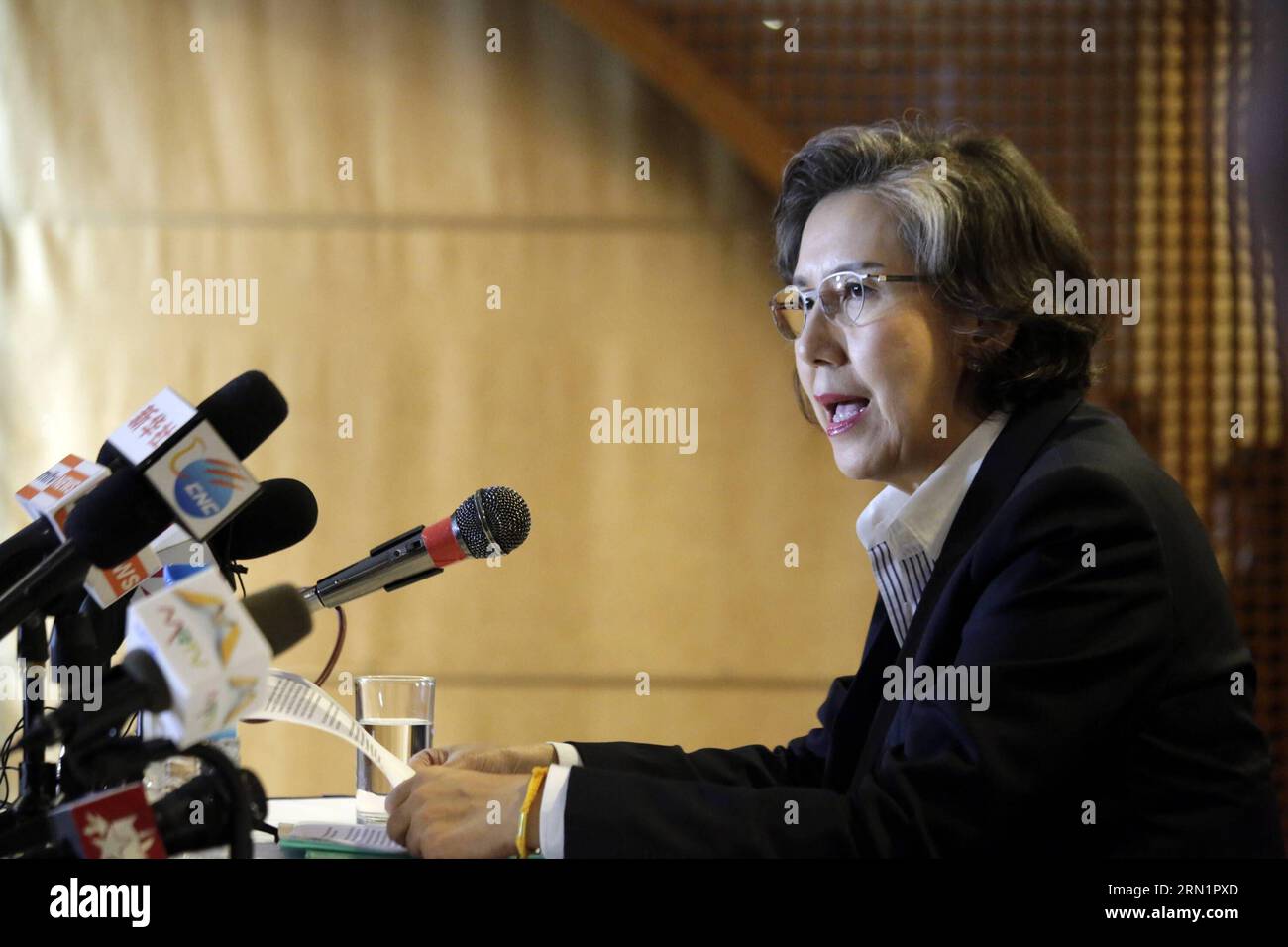 (150116) -- YANGON, 16. Januar 2015 -- UN-Sonderberichterstatterin zur Menschenrechtslage in Myanmar Yanghee Lee liest ihre Erklärung vor den Medien auf einer Pressekonferenz in Yangon, Myanmar, am 16. Januar 2015. UN-Sonderberichterstatter zur Lage der Menschenrechte in Myanmar Yanghee Lee erwartete am Freitag eine weitere Zusammenarbeit mit der Regierung und dem Volk Myanmars im Hinblick auf eine stärkere Förderung und den Schutz der Menschenrechte im Land. ) MYANMAR-YANGON-UN-SONDERBERICHTERSTATTER-PRESSEKONFERENZ UxAung PUBLICATIONxNOTxINxCHN Yangon 16. Januar 2015 UN-SONDERBERICHTERSTATTER ZUR Lage der Menschenrechte in Stockfoto