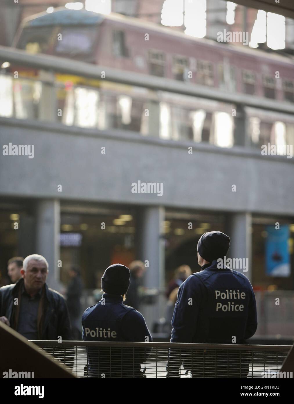 (150117) -- BRÜSSEL, 17. Januar 2015 -- zwei belgische Polizeibeamte stehen am 17. Januar 2015 auf der Wache am Hauptbahnhof in Antwerpen im Norden Belgiens. Belgien hat nach einem Angriff auf mutmaßliche Terroristen am Donnerstag nach dem Angriff in der östlichen Stadt Verviers, bei dem zwei Verdächtige getötet und ein weiterer inhaftiert wurden, seine nationale Alarmstufe für Terrorgefahr erhöht. sowie eine Reihe von Anti-Terror-Aktionen in und um die Hauptstadt von Brüssel. Die Regierung hat gesagt, dass 325 Menschen das Land verlassen haben, um mit dem Islamischen Staat und anderen Gruppen im Irak und in Syr zu kämpfen Stockfoto