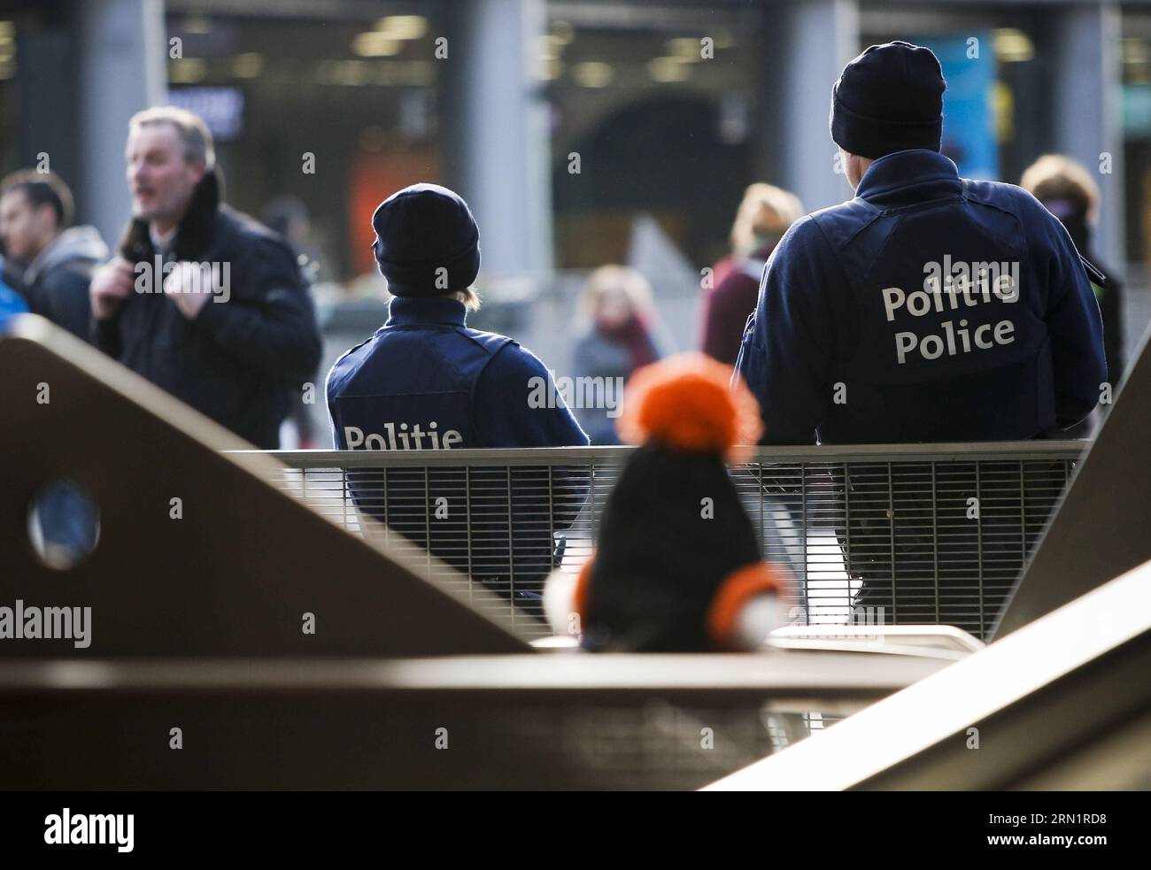 (150117) -- BRÜSSEL, 17. Januar 2015 -- zwei belgische Polizeibeamte stehen am 17. Januar 2015 auf der Wache am Hauptbahnhof in Antwerpen im Norden Belgiens. Belgien hat nach einem Angriff auf mutmaßliche Terroristen am Donnerstag nach dem Angriff in der östlichen Stadt Verviers, bei dem zwei Verdächtige getötet und ein weiterer inhaftiert wurden, seine nationale Alarmstufe für Terrorgefahr erhöht. sowie eine Reihe von Anti-Terror-Aktionen in und um die Hauptstadt von Brüssel. Die Regierung hat gesagt, dass 325 Menschen das Land verlassen haben, um mit dem Islamischen Staat und anderen Gruppen im Irak und in Syr zu kämpfen Stockfoto