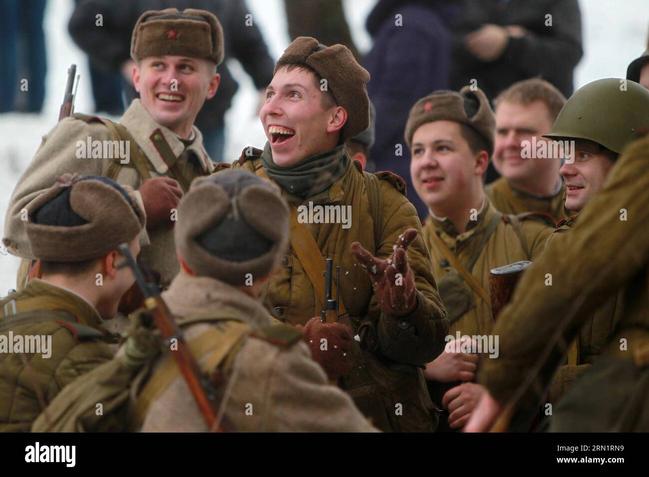 Die als Truppen der Roten Armee aus dem Zweiten Weltkrieg verkleideten Reenaktoren nehmen an einem Kampfwiederaufbau Teil, der den 72. Jahrestag des Durchbruchs Leningrads (St. Petersburg) aus der Naziblockade im Zweiten Weltkrieg am 18. Januar 2015 in St. Petersburg markiert Petersburg, Russland. ) (lmz) RUSSLAND-ST. PETERSBURG-WWII-REENACTMENT LuxJinbo PUBLICATIONxNOTxINxCHN Reenactors verkleidet als World Was II WWII sowjetische Rote Armee Truppen nehmen an einer Kampfwiederherstellung Teil, die den 72. Jahrestag des DURCHBRUCHS von Leningrad St. Petersburg von der Nazi-Blockade im Zweiten Weltkrieg AM 18. Januar 2015 in St. Petersburg Russland St. Peter markiert Stockfoto