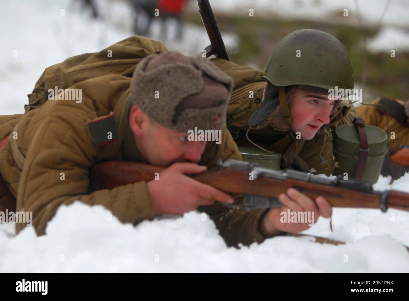 Die als Truppen der Roten Armee aus dem Zweiten Weltkrieg verkleideten Reenaktoren nehmen an einem Kampfwiederaufbau Teil, der den 72. Jahrestag des Durchbruchs Leningrads (St. Petersburg) aus der Naziblockade im Zweiten Weltkrieg am 18. Januar 2015 in St. Petersburg markiert Petersburg, Russland. ) (lmz) RUSSLAND-ST. PETERSBURG-WWII-REENACTMENT LuxJinbo PUBLICATIONxNOTxINxCHN Reenactors verkleidet als World Was II WWII sowjetische Rote Armee Truppen nehmen an einer Kampfwiederherstellung Teil, die den 72. Jahrestag des DURCHBRUCHS von Leningrad St. Petersburg von der Nazi-Blockade im Zweiten Weltkrieg AM 18. Januar 2015 in St. Petersburg Russland St. Peter markiert Stockfoto