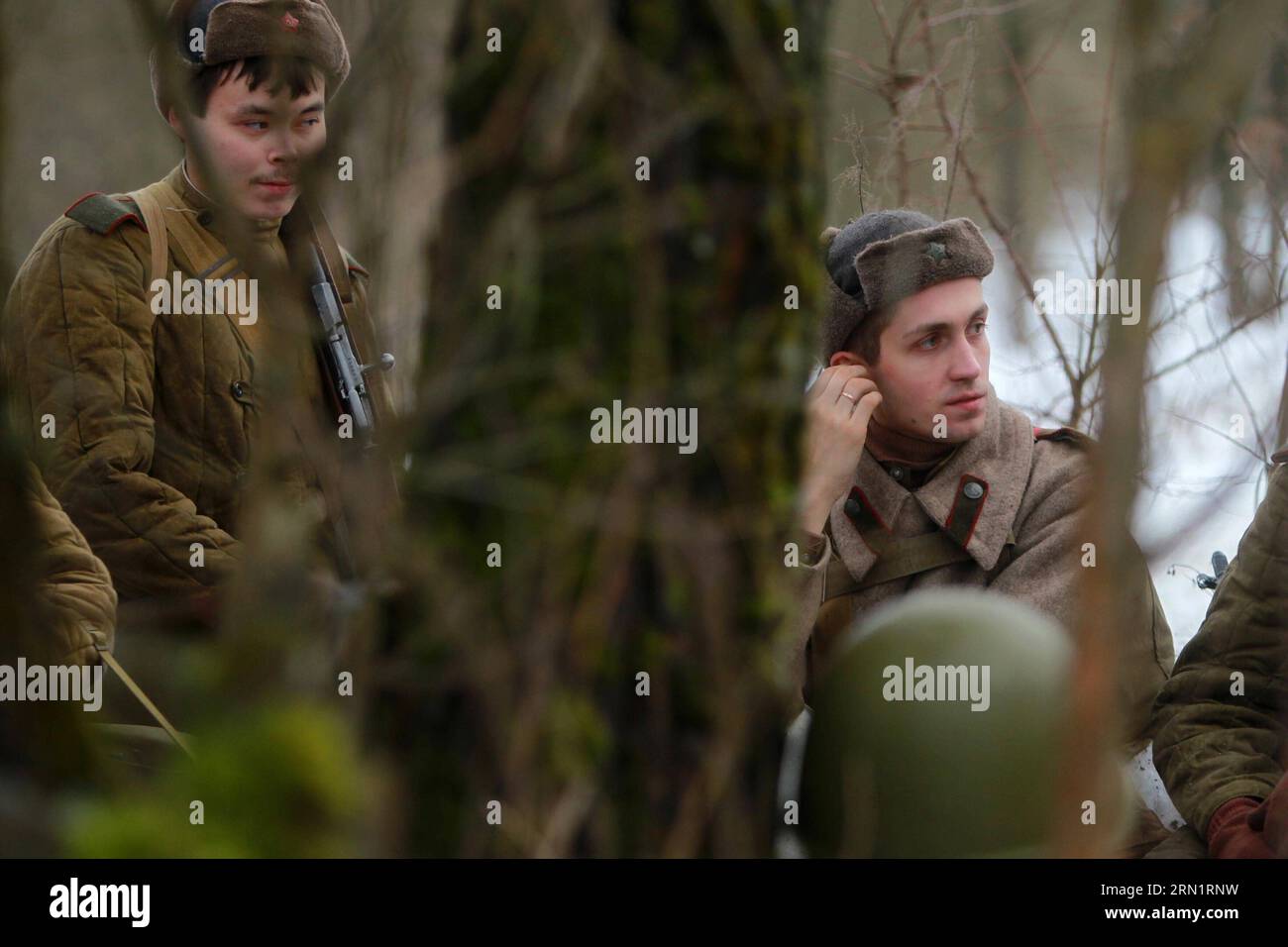 Die als Truppen der Roten Armee aus dem Zweiten Weltkrieg verkleideten Reenaktoren nehmen an einem Kampfwiederaufbau Teil, der den 72. Jahrestag des Durchbruchs Leningrads (St. Petersburg) aus der Naziblockade im Zweiten Weltkrieg am 18. Januar 2015 in St. Petersburg markiert Petersburg, Russland. ) (lmz) RUSSLAND-ST. PETERSBURG-WWII-REENACTMENT LuxJinbo PUBLICATIONxNOTxINxCHN Reenactors verkleidet als World Was II WWII sowjetische Rote Armee Truppen nehmen an einer Kampfwiederherstellung Teil, die den 72. Jahrestag des DURCHBRUCHS von Leningrad St. Petersburg von der Nazi-Blockade im Zweiten Weltkrieg AM 18. Januar 2015 in St. Petersburg Russland St. Peter markiert Stockfoto