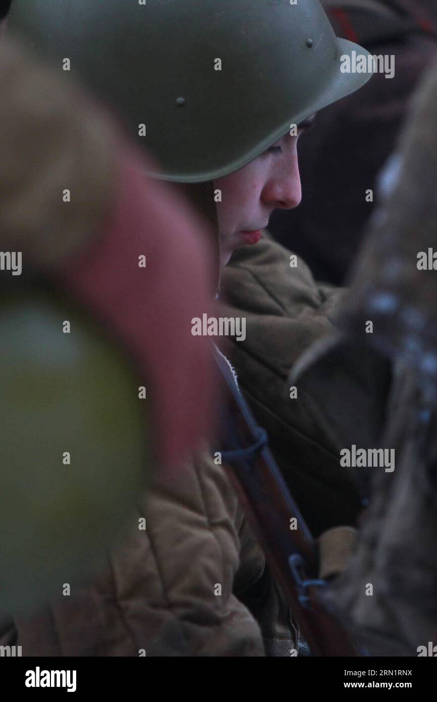 Die als Truppen der Roten Armee aus dem Zweiten Weltkrieg verkleideten Reenaktoren nehmen an einem Kampfwiederaufbau Teil, der den 72. Jahrestag des Durchbruchs Leningrads (St. Petersburg) aus der Naziblockade im Zweiten Weltkrieg am 18. Januar 2015 in St. Petersburg markiert Petersburg, Russland. ) (lmz) RUSSLAND-ST. PETERSBURG-WWII-REENACTMENT LuxJinbo PUBLICATIONxNOTxINxCHN Reenactors verkleidet als World Was II WWII sowjetische Rote Armee Truppen nehmen an einer Kampfwiederherstellung Teil, die den 72. Jahrestag des DURCHBRUCHS von Leningrad St. Petersburg von der Nazi-Blockade im Zweiten Weltkrieg AM 18. Januar 2015 in St. Petersburg Russland St. Peter markiert Stockfoto