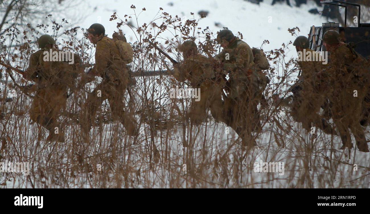 Die als Truppen der Roten Armee aus dem Zweiten Weltkrieg verkleideten Reenaktoren nehmen an einem Kampfwiederaufbau Teil, der den 72. Jahrestag des Durchbruchs Leningrads (St. Petersburg) aus der Naziblockade im Zweiten Weltkrieg am 18. Januar 2015 in St. Petersburg markiert Petersburg, Russland. ) (lmz) RUSSLAND-ST. PETERSBURG-WWII-REENACTMENT LuxJinbo PUBLICATIONxNOTxINxCHN Reenactors verkleidet als World Was II WWII sowjetische Rote Armee Truppen nehmen an einer Kampfwiederherstellung Teil, die den 72. Jahrestag des DURCHBRUCHS von Leningrad St. Petersburg von der Nazi-Blockade im Zweiten Weltkrieg AM 18. Januar 2015 in St. Petersburg Russland St. Peter markiert Stockfoto