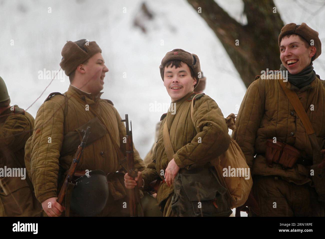 Die als Truppen der Roten Armee aus dem Zweiten Weltkrieg verkleideten Reenaktoren nehmen an einem Kampfwiederaufbau Teil, der den 72. Jahrestag des Durchbruchs Leningrads (St. Petersburg) aus der Naziblockade im Zweiten Weltkrieg am 18. Januar 2015 in St. Petersburg markiert Petersburg, Russland. ) (lmz) RUSSLAND-ST. PETERSBURG-WWII-REENACTMENT LuxJinbo PUBLICATIONxNOTxINxCHN Reenactors verkleidet als World Was II WWII sowjetische Rote Armee Truppen nehmen an einer Kampfwiederherstellung Teil, die den 72. Jahrestag des DURCHBRUCHS von Leningrad St. Petersburg von der Nazi-Blockade im Zweiten Weltkrieg AM 18. Januar 2015 in St. Petersburg Russland St. Peter markiert Stockfoto