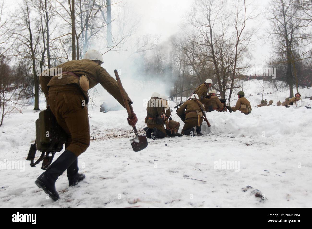 Die als Truppen der Roten Armee aus dem Zweiten Weltkrieg verkleideten Reenaktoren nehmen an einem Kampfwiederaufbau Teil, der den 72. Jahrestag des Durchbruchs Leningrads (St. Petersburg) aus der Naziblockade im Zweiten Weltkrieg am 18. Januar 2015 in St. Petersburg markiert Petersburg, Russland. ) (lmz) RUSSLAND-ST. PETERSBURG-WWII-REENACTMENT LuxJinbo PUBLICATIONxNOTxINxCHN Reenactors verkleidet als World Was II WWII sowjetische Rote Armee Truppen nehmen an einer Kampfwiederherstellung Teil, die den 72. Jahrestag des DURCHBRUCHS von Leningrad St. Petersburg von der Nazi-Blockade im Zweiten Weltkrieg AM 18. Januar 2015 in St. Petersburg Russland St. Peter markiert Stockfoto