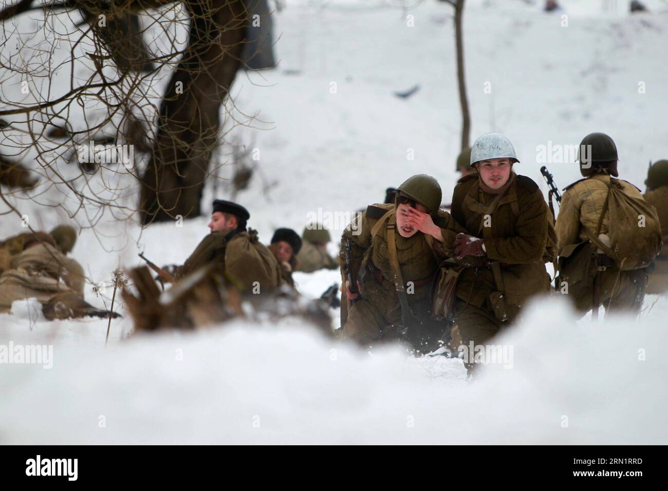 Die als Truppen der Roten Armee aus dem Zweiten Weltkrieg verkleideten Reenaktoren nehmen an einem Kampfwiederaufbau Teil, der den 72. Jahrestag des Durchbruchs Leningrads (St. Petersburg) aus der Naziblockade im Zweiten Weltkrieg am 18. Januar 2015 in St. Petersburg markiert Petersburg, Russland. ) (lmz) RUSSLAND-ST. PETERSBURG-WWII-REENACTMENT LuxJinbo PUBLICATIONxNOTxINxCHN Reenactors verkleidet als World Was II WWII sowjetische Rote Armee Truppen nehmen an einer Kampfwiederherstellung Teil, die den 72. Jahrestag des DURCHBRUCHS von Leningrad St. Petersburg von der Nazi-Blockade im Zweiten Weltkrieg AM 18. Januar 2015 in St. Petersburg Russland St. Peter markiert Stockfoto