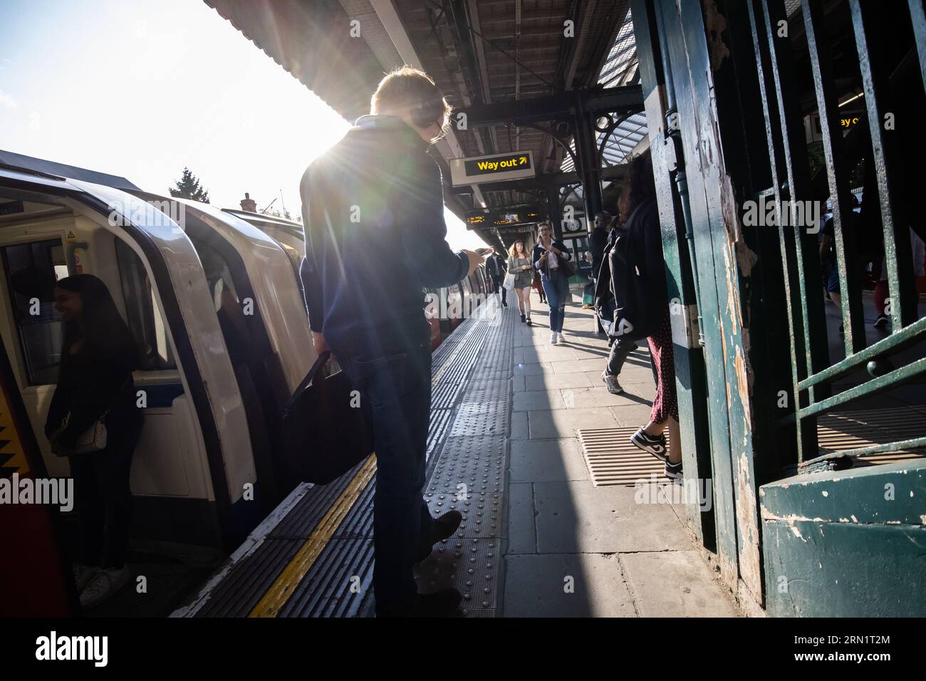 Pendler, die von einer Londoner U-Bahn-Kutsche aus einsteigen, London, England, Großbritannien Stockfoto