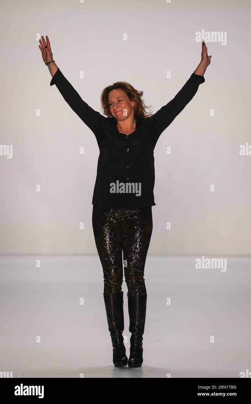 (150120) -- BERLIN, 20. Januar 2015 -- die deutsche Designerin Anja Gockel begrüßt das Publikum während der Mercedes-Benz Fashion Week Berlin Herbst/Winter 2015 in Berlin am 20. Januar 2015. ) DEUTSCHLAND-BERLIN-FASHION WEEK ZhangxFan PUBLICATIONxNOTxINxCHN Berlin 20. Januar 2015 die deutschen Designer Anja Gockel begrüssen das Publikum während der Mercedes Benz Fashion Week Berlin Herbst Winter 2015 in Berlin Deutschland AM 20. Januar 2015 Deutschland Berlin Fashion Week PUBLICATIONxNOTxINxCHN Stockfoto