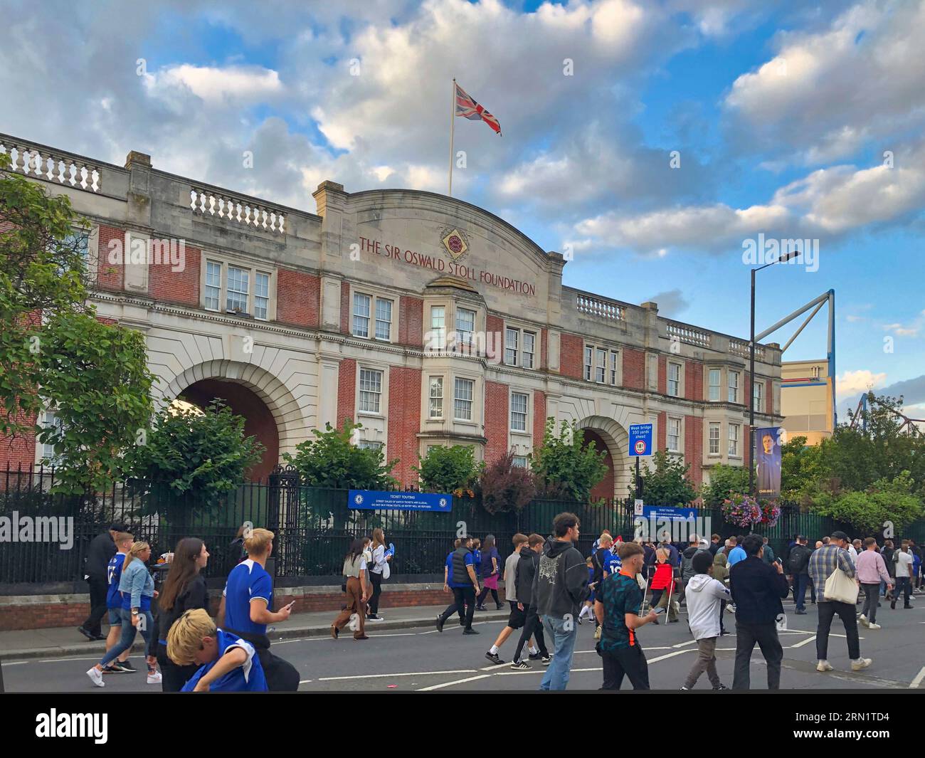 30. August 2023 Fans und Fans des Chelsea Football Club in Fulham, London und Großbritannien gehen zum Spiel gegen Wimbledon AFC vorbei an den Sir Edward Stoll Foundation Mansions - den Veteranen, die sich neben dem Stamford Bridge Stadium aufhalten. Dieser Standort wird von Todd Bohley, dem Eigentümer des Chelsea Football Club, erworben. Stockfoto