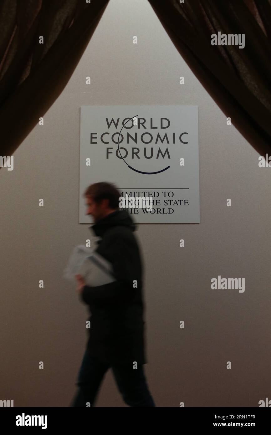 DAVOS, 20. Januar 2015 -- Ein Mann geht am Logo des Weltwirtschaftsforums (WEF) im Medienzentrum in Davos, Schweiz, 20. Januar 2015 vorbei. Rund 2.500 Personen aus mehr als 140 Ländern und Regionen würden an den jährlichen WEF-Sitzungen vom 20. Bis 24. Januar teilnehmen. ) SCHWEIZ-DAVOS-WEF LuoxHuanhuan PUBLICATIONxNOTxINxCHN Davos 20. Januar 2015 ein Mann geht am Wappen des Weltwirtschaftsforums WEF am 20. Januar IM Medienzentrum in Davos Schweiz vorbei an den WEF-Jahrestagungen AM 20. Januar 2015 würden rund 2 500 Prominente aus mehr als 140 Ländern und Regionen teilnehmen Schweiz Davos WEF LuoxHuanhuan PUB Stockfoto DAVOS, 20. Januar 2015 -- Ein Mann geht am Logo des Weltwirtschaftsforums (WEF) im Medienzentrum in Davos, Schweiz, 20. Januar 2015 vorbei. Rund 2.500 Personen aus mehr als 140 Ländern und Regionen würden an den jährlichen WEF-Sitzungen vom 20. Bis 24. Januar teilnehmen. ) SCHWEIZ-DAVOS-WEF LuoxHuanhuan PUBLICATIONxNOTxINxCHN Davos 20. Januar 2015 ein Mann geht am Wappen des Weltwirtschaftsforums WEF am 20. Januar IM Medienzentrum in Davos Schweiz vorbei an den WEF-Jahrestagungen AM 20. Januar 2015 würden rund 2 500 Prominente aus mehr als 140 Ländern und Regionen teilnehmen Schweiz Davos WEF LuoxHuanhuan PUB Stockfoto