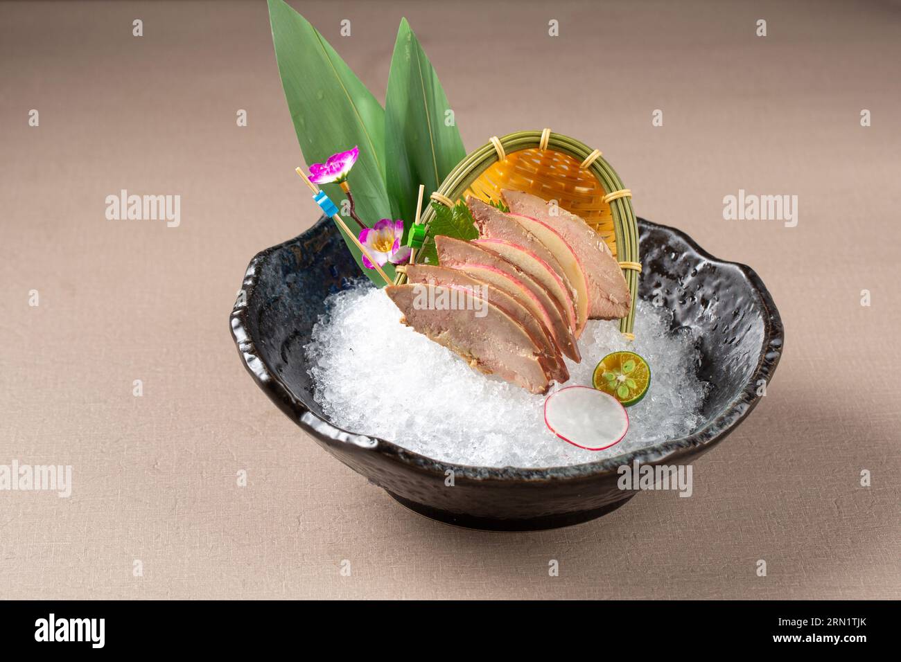 Rotwein Foie Gras mit Blaubeersauce auf Eis, Nahaufnahme von Sashimi japanisches Essen, Stockfoto