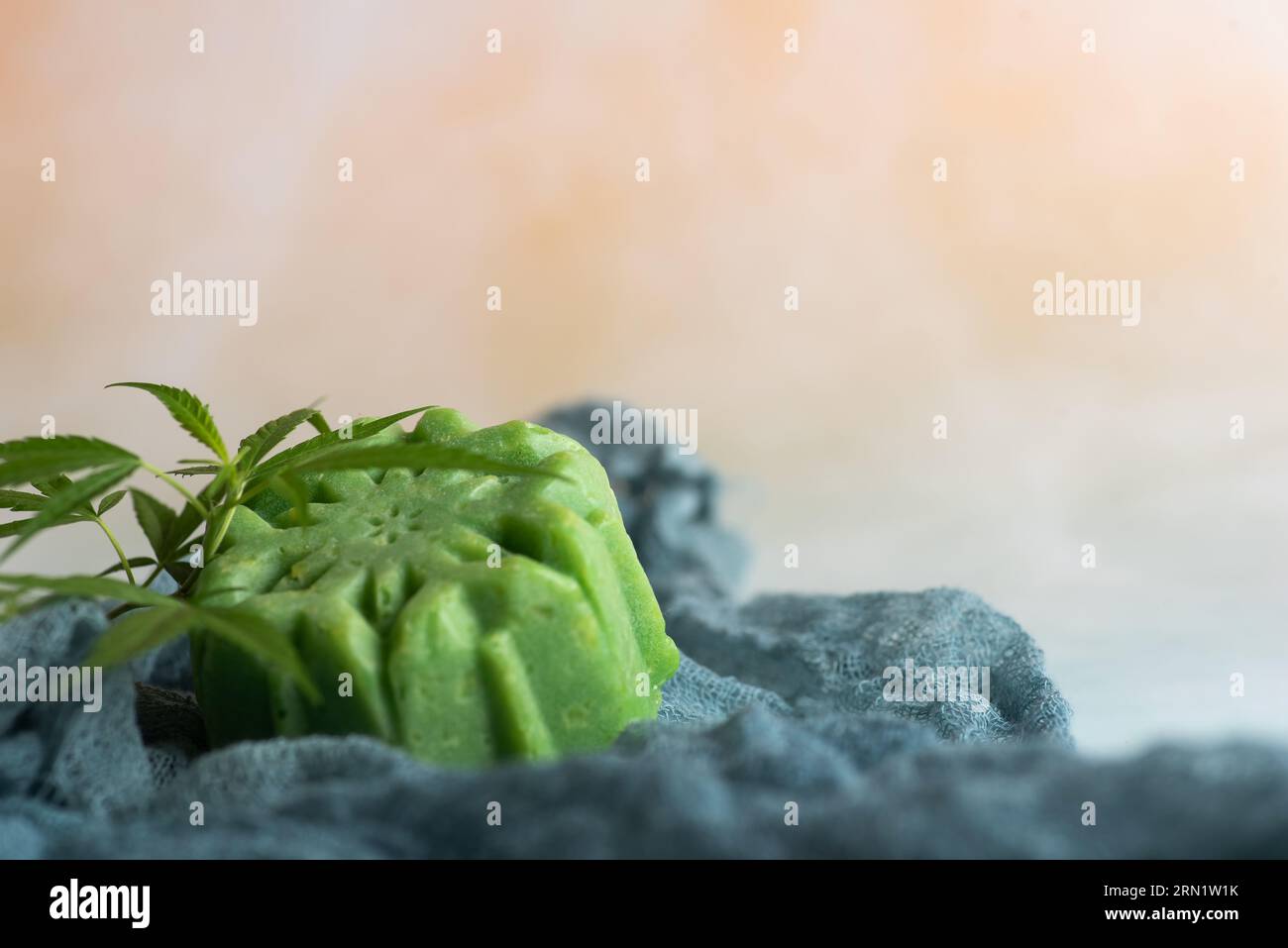 Grüne Seife auf Marihuana-Basis mit einem frischen Marihuana-Blatt auf hellem Hintergrund Stockfoto