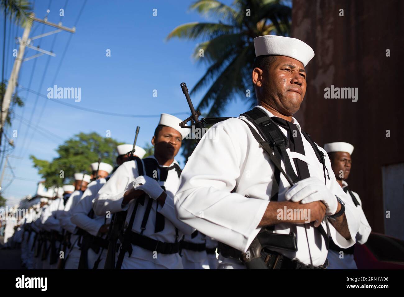 SANTO DOMINGO, 21. Januar 2015 -- Mitglieder der Dominikanischen Armee nehmen an einer Prozession zu Ehren der Jungfrau von Altagracia Teil, die als Beschützer des Dominikanischen Volkes gilt, am 21. Januar 2015 in Santo Domingo, Dominikanische Republik. Die Gläubigen feierten am Mittwoch den 92. Jahrestag der Krönung der Jungfrau von Altagracia mit der traditionellen Prozession unter der Leitung des päpstlichen Nuntius Jude Thaddeus Okolo, der mehrere Blöcke der Kolonialzone von Santo Domingo zur Pfarrei Altagracia spaziert. Fran Afonso (azp) DOMINIKANISCHE REPUBLIK-SANTO DOMINGO-SOCIETY-CELEBRATION und FRANxAFONSO-PUBLIKATION Stockfoto