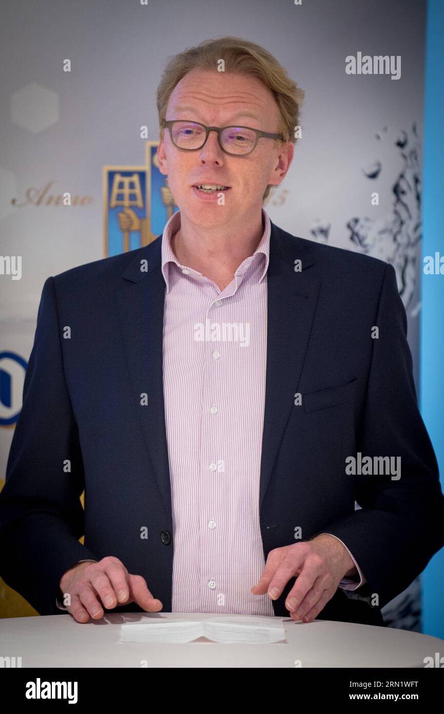 - LEUVEN, BELGIEN: Arthur van och, Logistic Director ab InBev, auf einer Pressekonferenz des Brauereikonzerns Anheuser-Busch InBev, auf der die von NinaTrans hergestellten Ecocombi-Lkw am Donnerstag, den 22. Januar 2015, in Leuven vorgestellt wurden. PUBLICATIONxINxGERxSUIxAUTxONLY LUCxCLAESSEN 04552099 Leuven Belgien Arthur van och Logistic Director von InBev auf einer Pressekonferenz der Brauereigruppe Anheuser Busch InBev vorgestellt, um die Ecocombi-Lkw zu präsentieren, die bis Donnerstag, den 22. Januar 2015, in Leuven PUBLICATIONxINxGERxSUIxUCAUxLALXLESY 04552099 hergestellt wurden Stockfoto