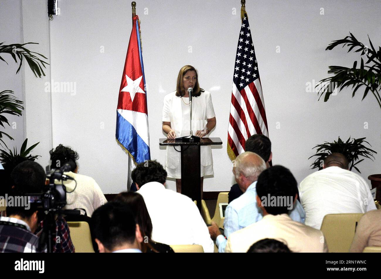(150122) -- HAVANNA, 22. Januar 2015 -- Josefina Vidal Ferreira, Generaldirektorin für die Vereinigten Staaten des kubanischen Ministers für auswärtige Angelegenheiten, spricht auf einer Pressekonferenz zum Thema Wiederherstellung diplomatischer Beziehungen zwischen Kuba und den USA im Kongresspalast von Havanna, Kuba, 22. Januar 2015. Delegationen aus Kuba und den USA führten während des zweitägigen Treffens hier historische Gespräche auf hoher Ebene über Fragen der Wiederherstellung der Beziehungen und der Einwanderung. ) (jg) KUBA-HAVANNA-US-DIPLOMATISCHE BEZIEHUNGEN-WIEDERHERSTELLUNG-PRESSE Str PUBLICATIONxNOTxINxCHN HAVANNA 22. Januar 2015 Josefina Vidal Ferreira Generaldirektorin für die Vereinigten Staaten Stockfoto